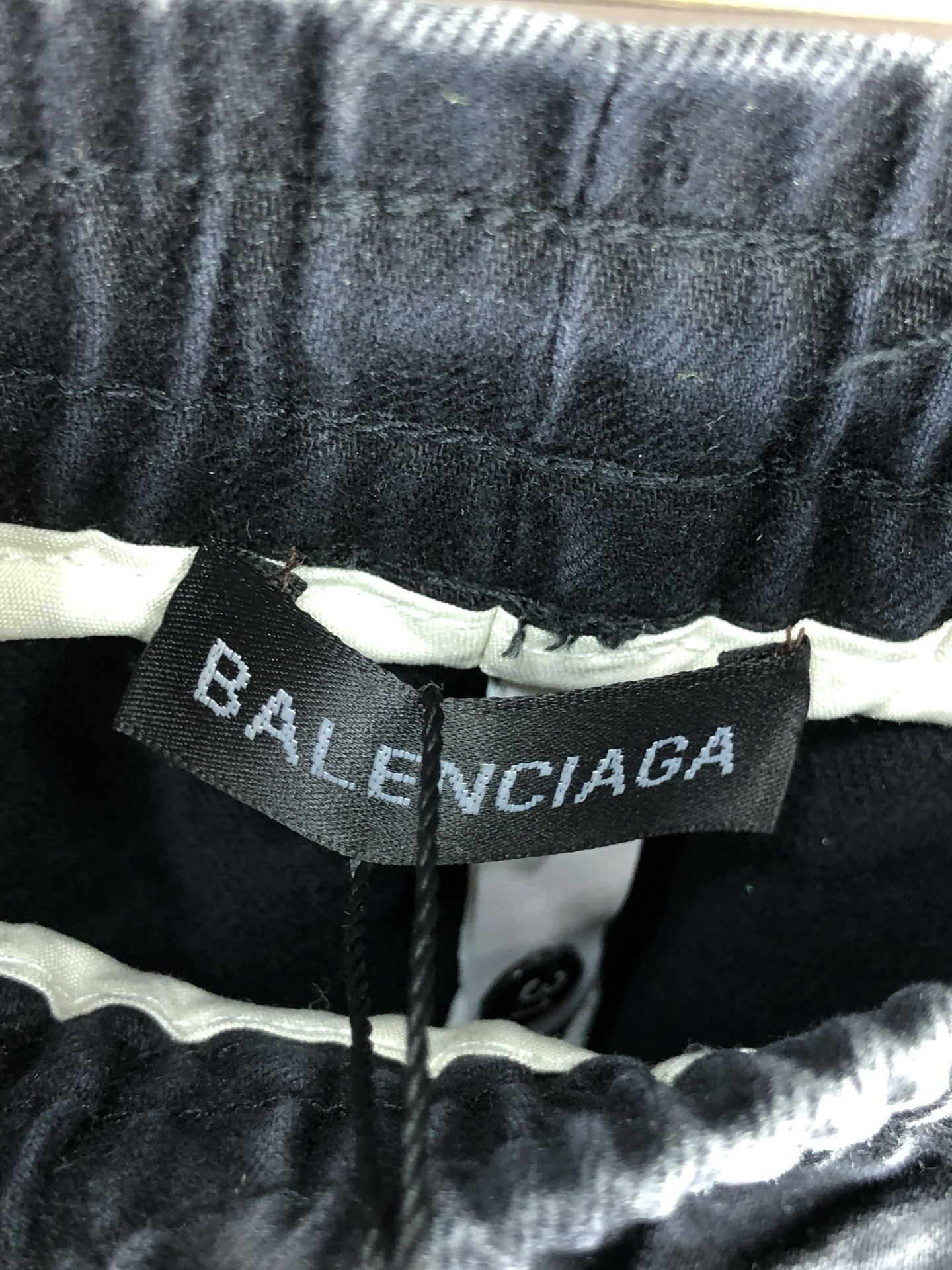 。巴黎世家。2025秋冬季新款休闲工装牛仔裤 时尚休闲 休闲版型 微弹力面料 面料舒适柔软，突破常规牛仔