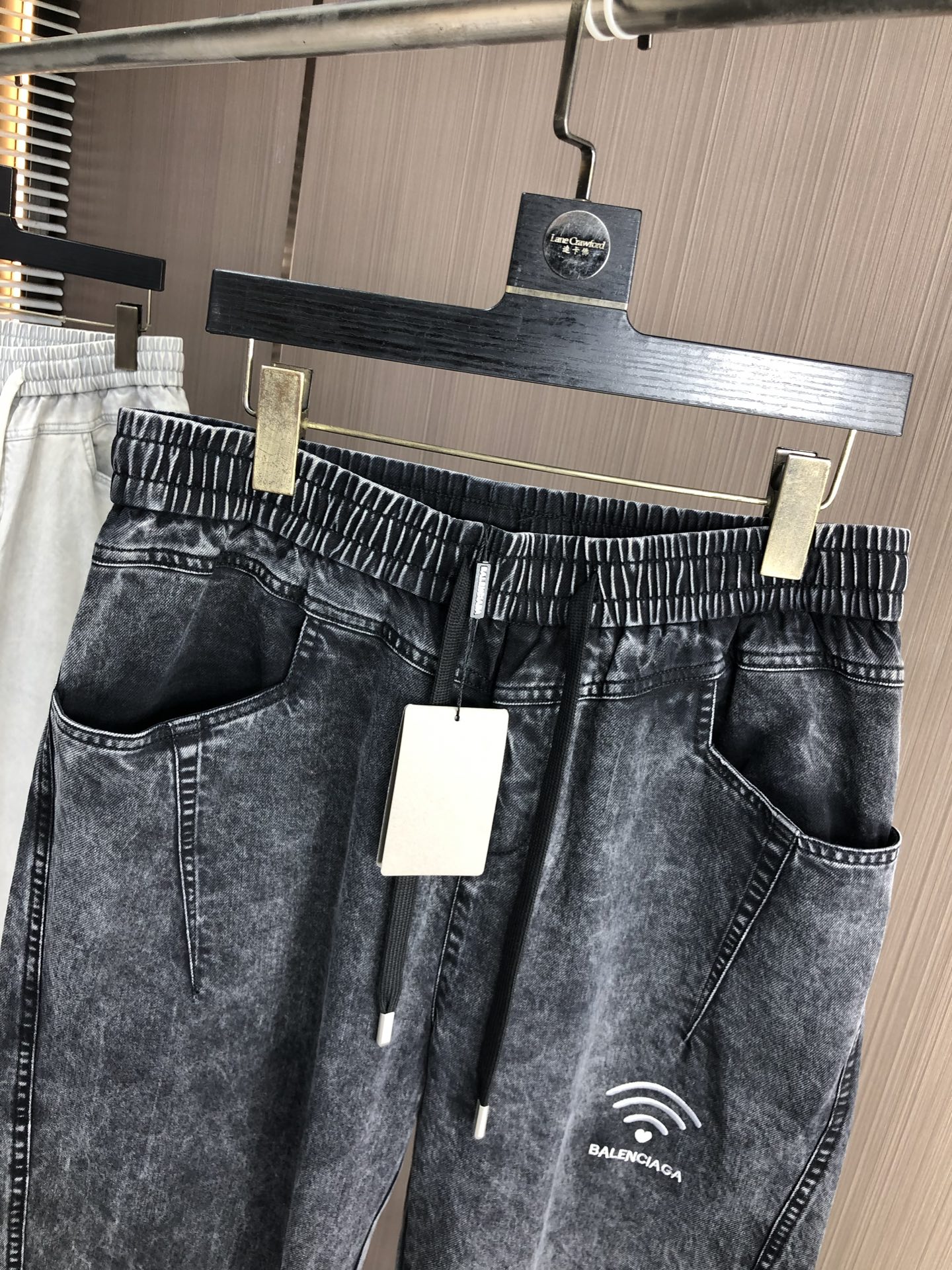 。巴黎世家。2025秋冬季新款休闲工装牛仔裤 时尚休闲 休闲版型 微弹力面料 面料舒适柔软，突破常规牛仔