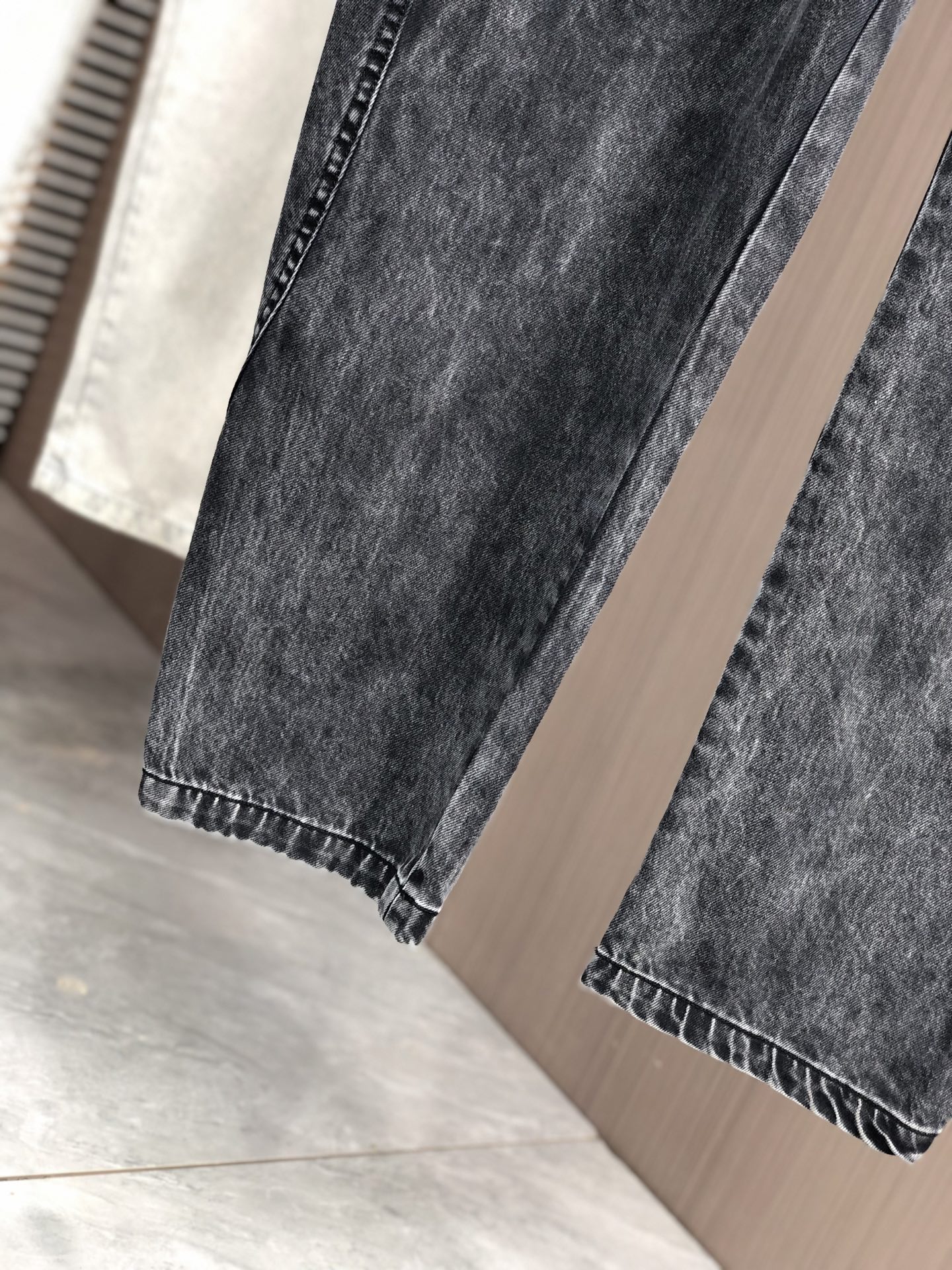 。巴黎世家。2025秋冬季新款休闲工装牛仔裤 时尚休闲 休闲版型 微弹力面料 面料舒适柔软，突破常规牛仔