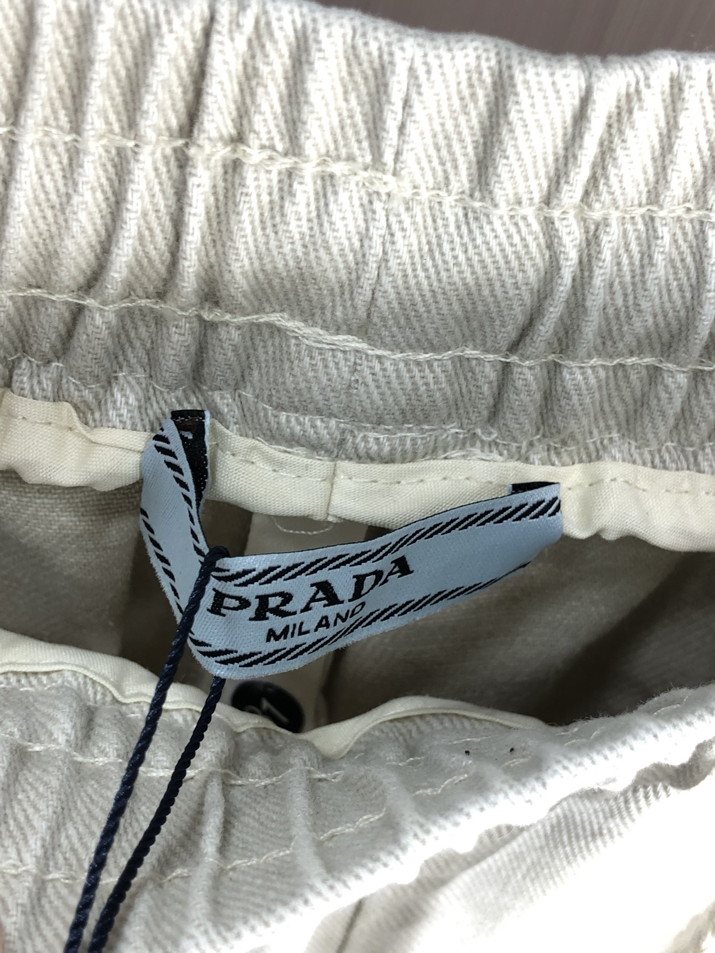 。普拉达。2025秋冬季新款休闲工装牛仔裤 时尚休闲 休闲版型 微弹力面料 面料舒适柔软，突破常规牛仔的