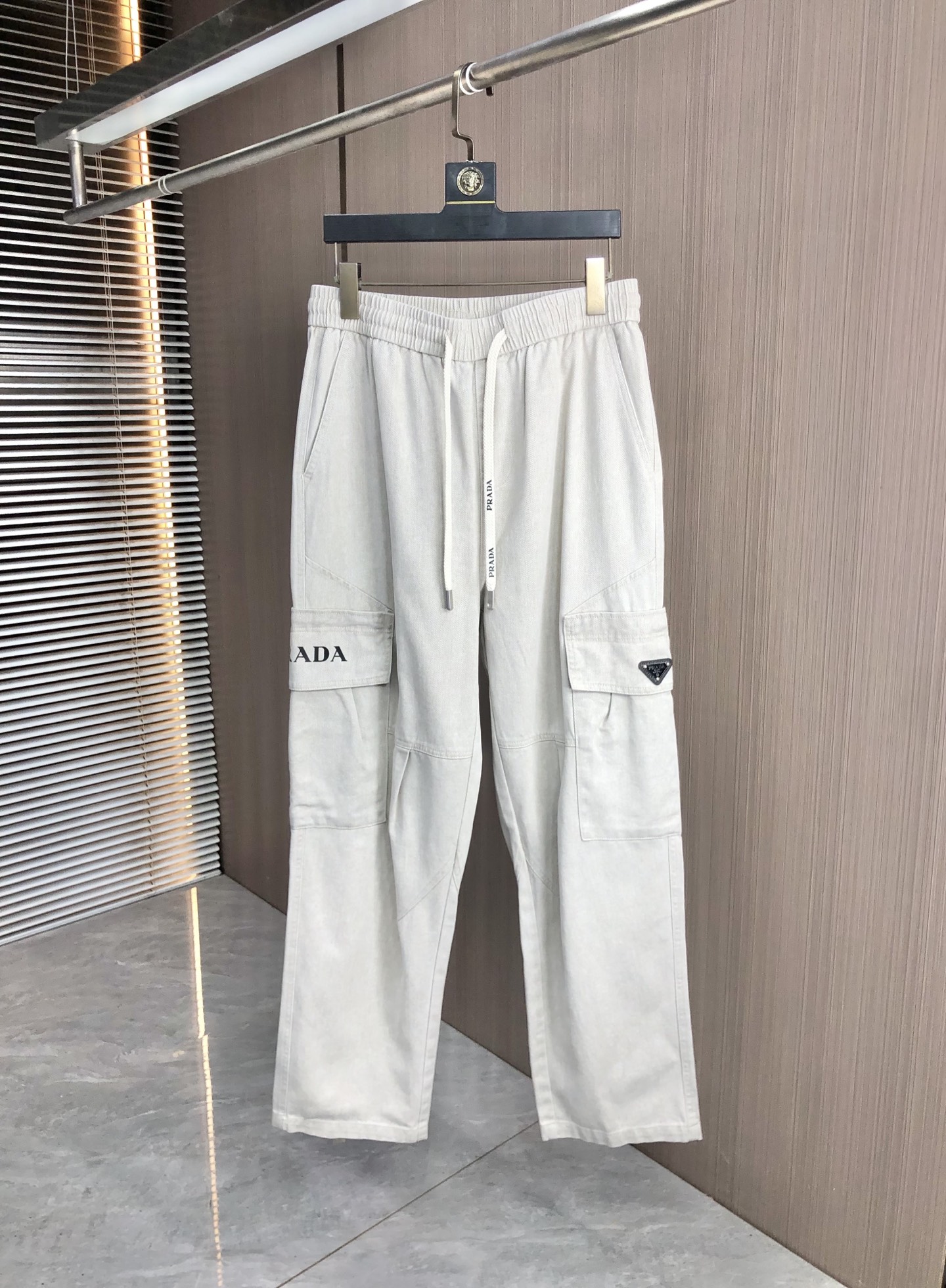 NO:522555,.Prada. 2025 autumn and winter new casual work jeans Fashionable and casual casual style Micro-stretch fabric The fabric is comfortable and soft, breaking through the feel of conventional denim fabrics, not stuffy, and has excellent comfort. It is versatile and versatile, and it does not deform for a long time. The upper body effect is excellent. The elegant and elegant tailoring, the design is constantly innovating, but it always maintains a noble and elegant style and taste, interpreting the charm of fashion and leisure products. Counter codes 29-36,,prada,jeans,alexander wang19860909.普拉达.2025秋冬季新款休闲工装牛仔裤 时尚休闲 休闲版型 微弹力面料 面料舒适柔软,突破常规牛仔的面料手感,不闷热,舒适感极佳.随意百搭 久洗不变形 上身效果极佳.大方优雅的剪裁,设计不断创新却始终保持着高贵优雅的风格和品位 演绎时尚魅惑 时尚休闲佳品 专柜码数29-36,,prada,jeans,alexander wang,Men's clothing