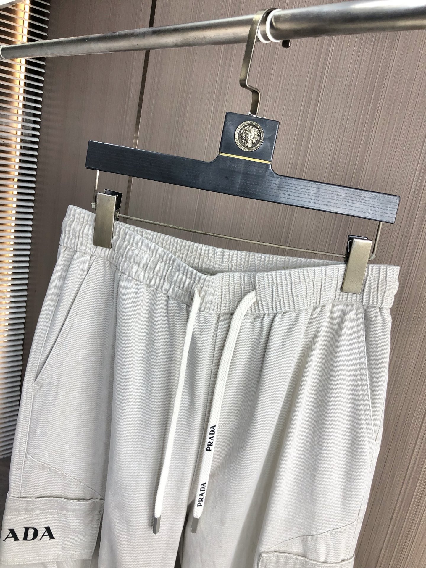 。普拉达。2025秋冬季新款休闲工装牛仔裤 时尚休闲 休闲版型 微弹力面料 面料舒适柔软，突破常规牛仔的