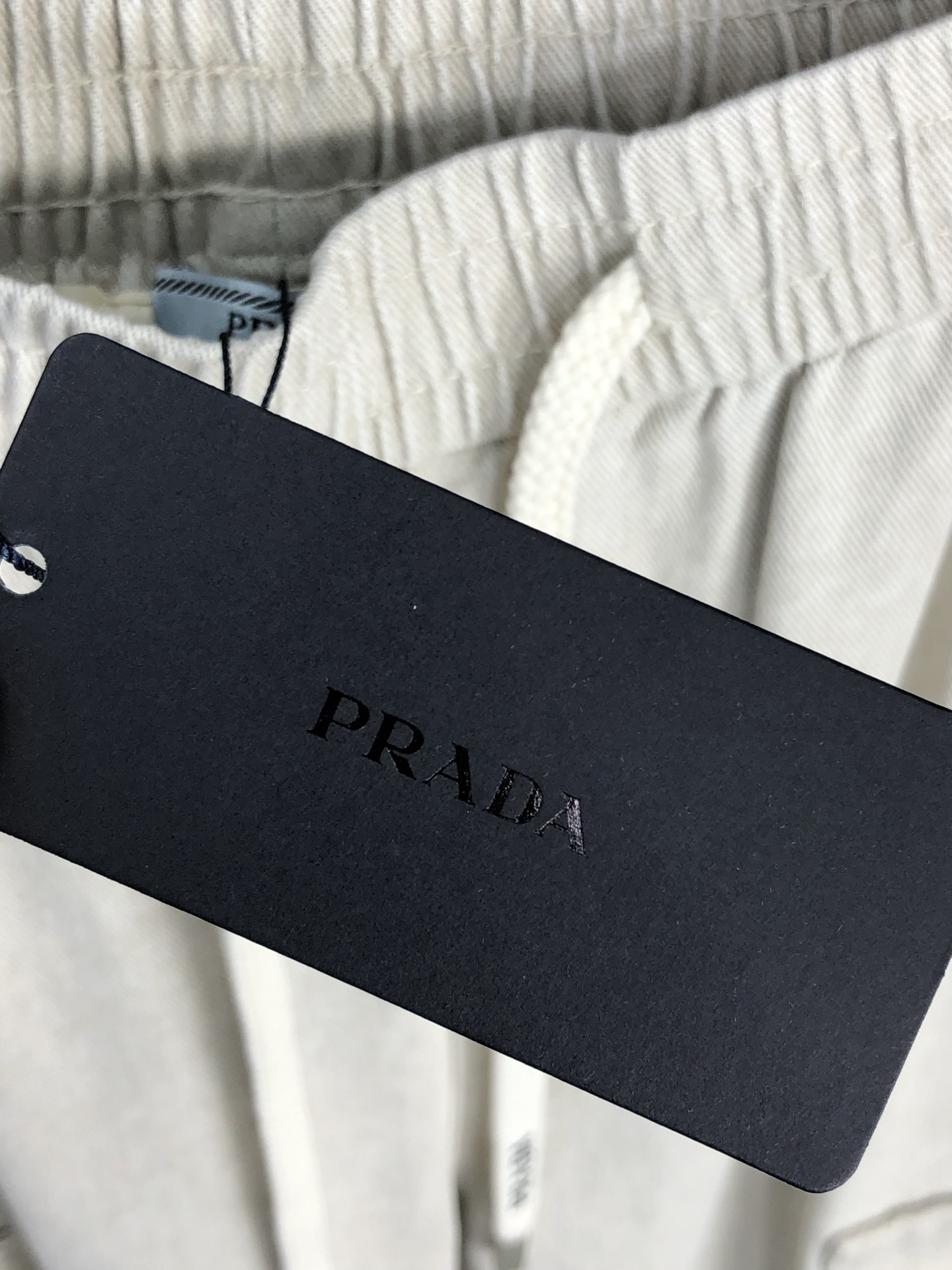 。普拉达。2025秋冬季新款休闲工装牛仔裤 时尚休闲 休闲版型 微弹力面料 面料舒适柔软，突破常规牛仔的