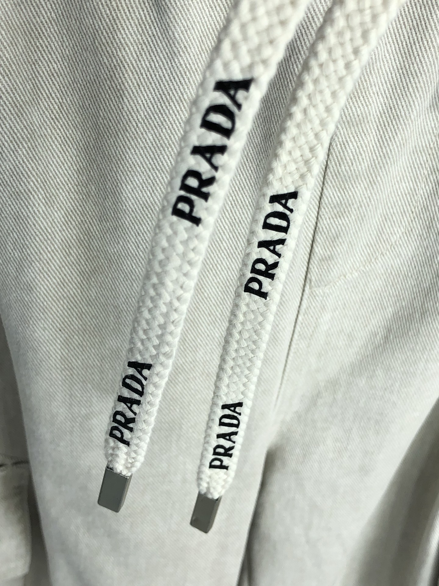 。普拉达。2025秋冬季新款休闲工装牛仔裤 时尚休闲 休闲版型 微弹力面料 面料舒适柔软，突破常规牛仔的