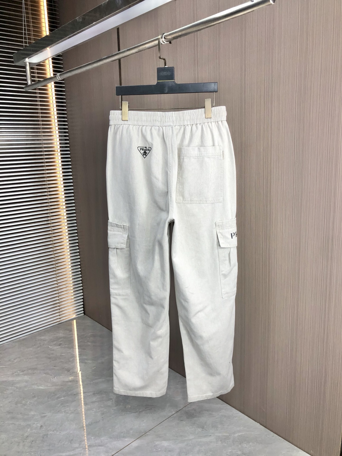 。普拉达。2025秋冬季新款休闲工装牛仔裤 时尚休闲 休闲版型 微弹力面料 面料舒适柔软，突破常规牛仔的