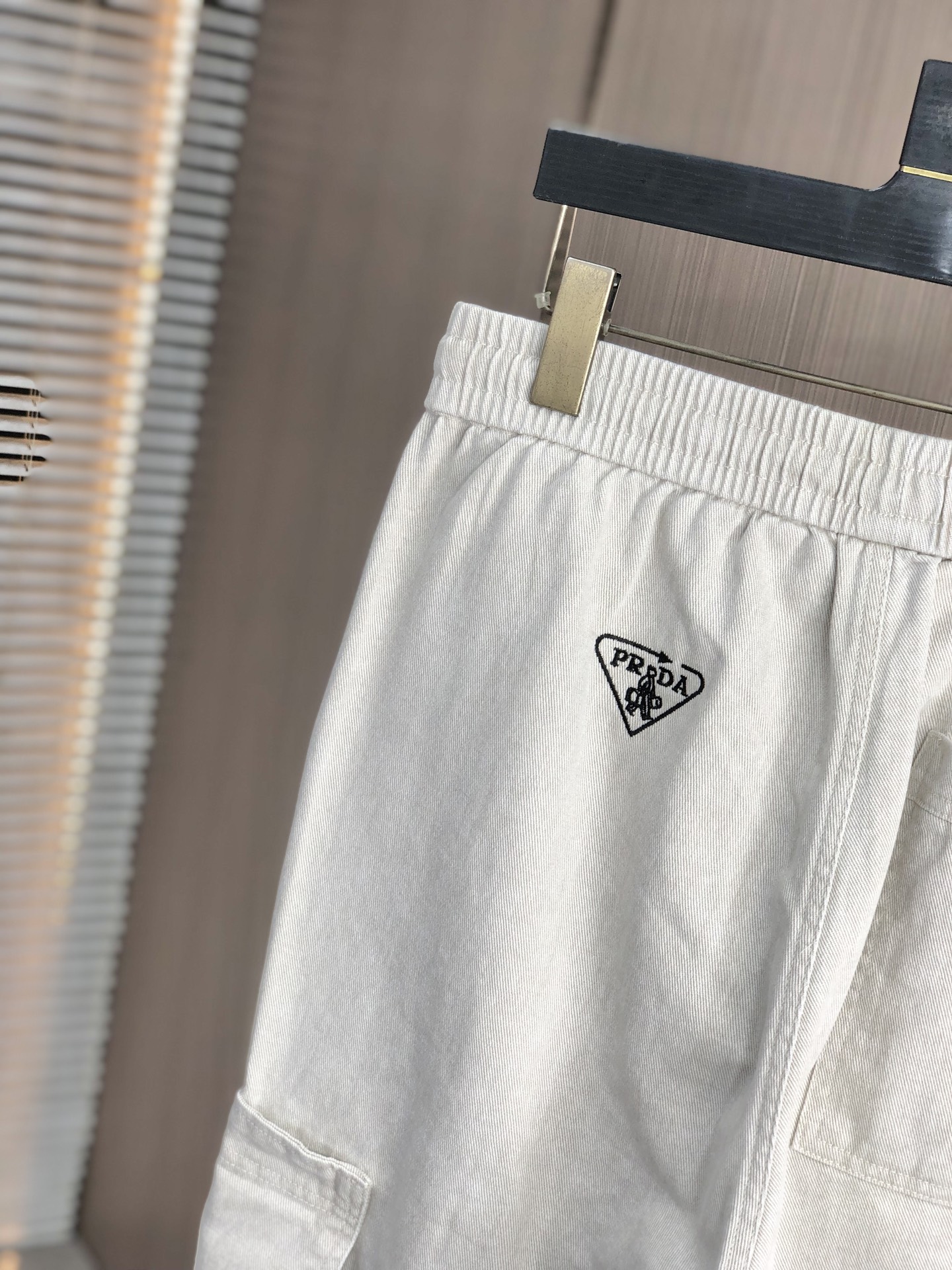 。普拉达。2025秋冬季新款休闲工装牛仔裤 时尚休闲 休闲版型 微弹力面料 面料舒适柔软，突破常规牛仔的