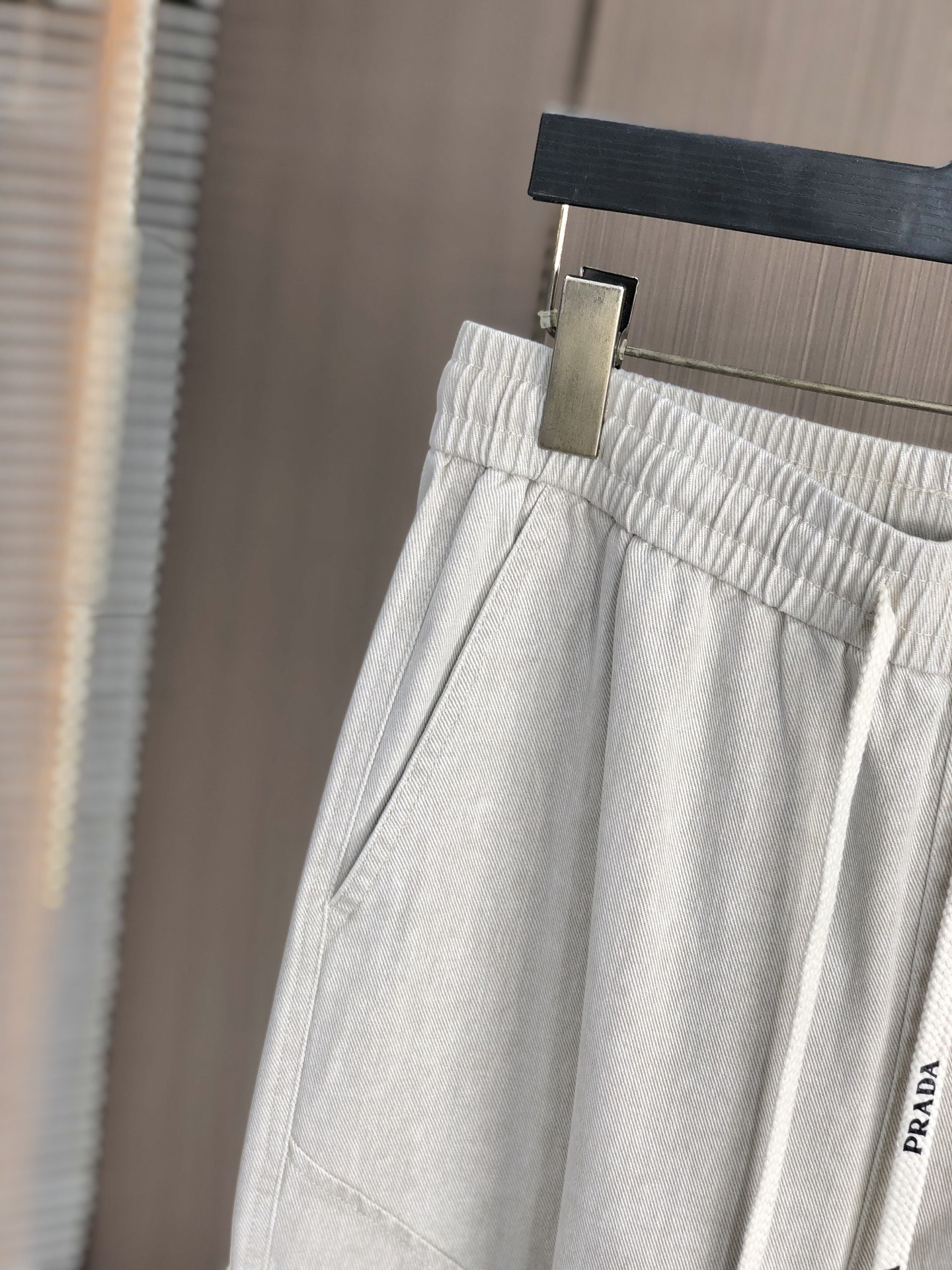 。普拉达。2025秋冬季新款休闲工装牛仔裤 时尚休闲 休闲版型 微弹力面料 面料舒适柔软，突破常规牛仔的