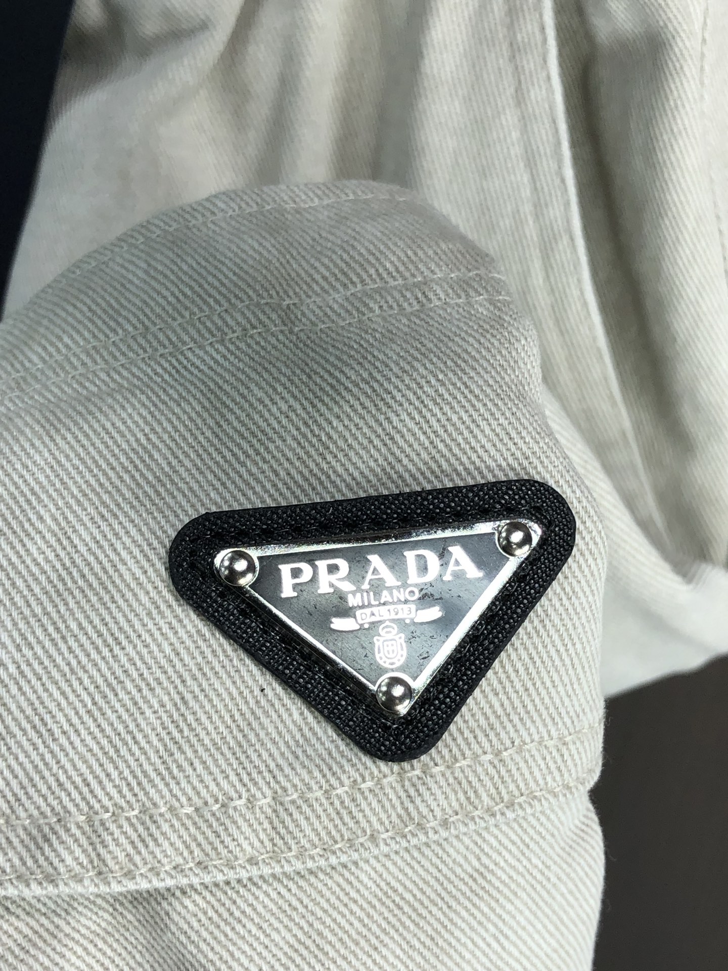 。普拉达。2025秋冬季新款休闲工装牛仔裤 时尚休闲 休闲版型 微弹力面料 面料舒适柔软，突破常规牛仔的