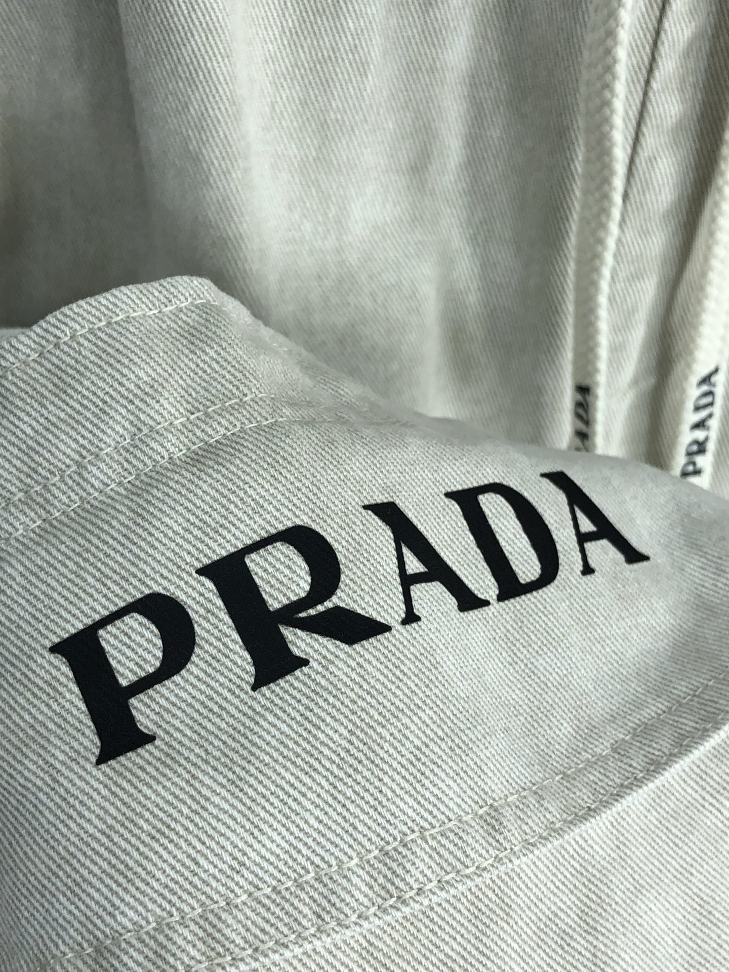 。普拉达。2025秋冬季新款休闲工装牛仔裤 时尚休闲 休闲版型 微弹力面料 面料舒适柔软，突破常规牛仔的