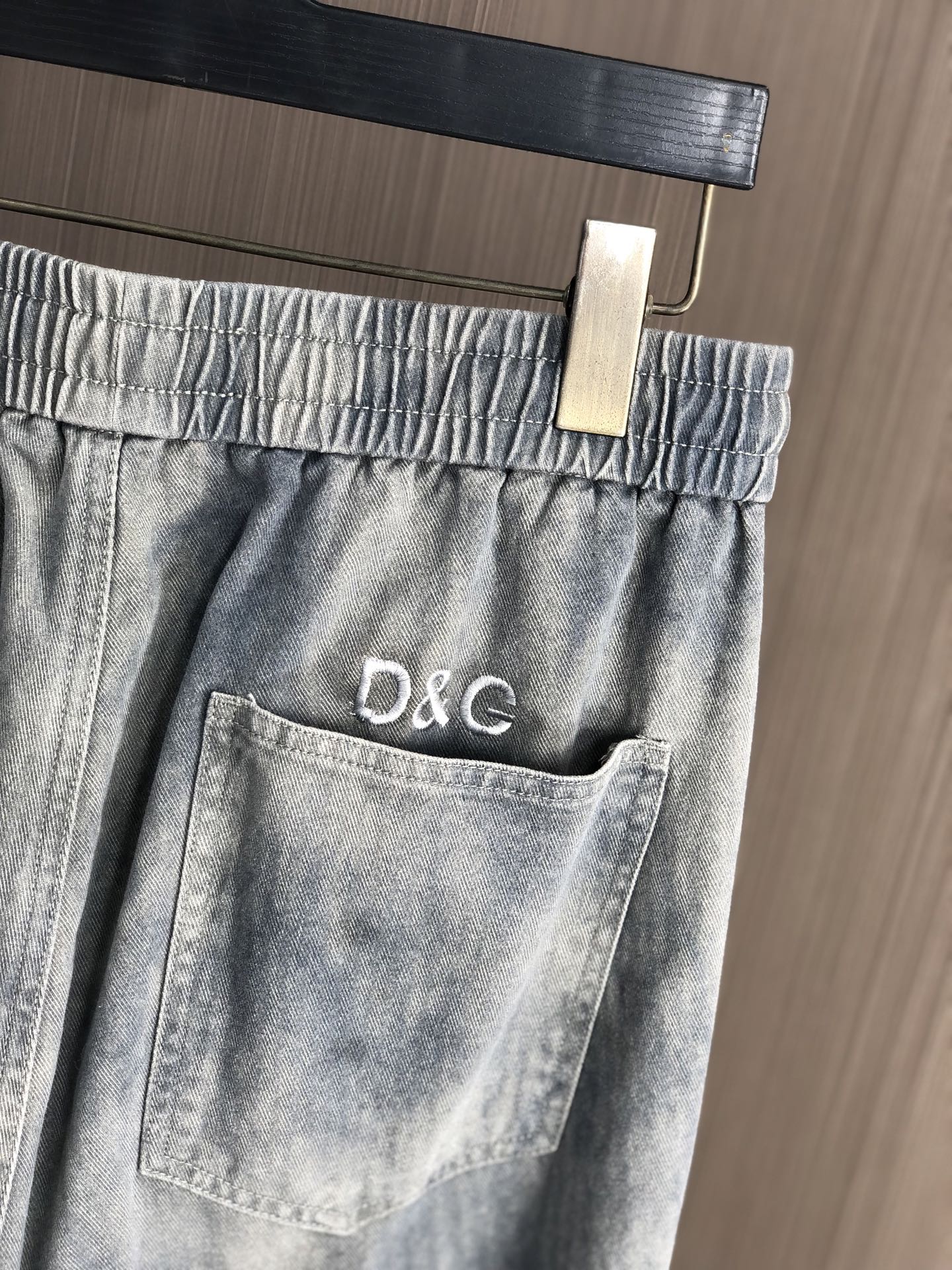 。D&G。2025秋冬季新款休闲工装牛仔裤 时尚休闲 休闲版型 微弹力面料 面料舒适柔软，突破常规牛仔的