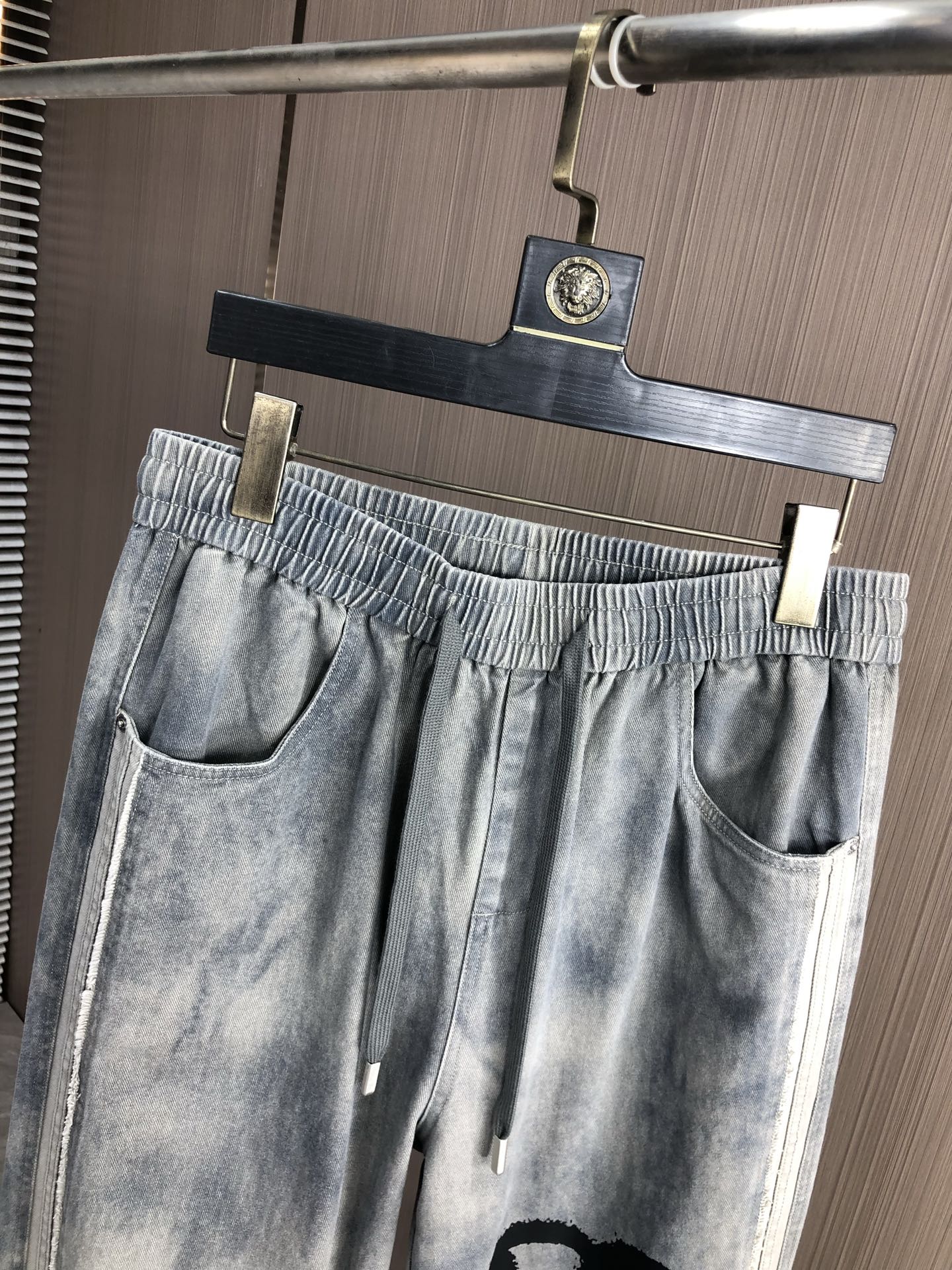 。D&G。2025秋冬季新款休闲工装牛仔裤 时尚休闲 休闲版型 微弹力面料 面料舒适柔软，突破常规牛仔的