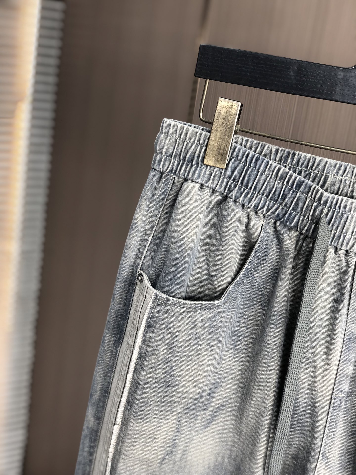 。D&G。2025秋冬季新款休闲工装牛仔裤 时尚休闲 休闲版型 微弹力面料 面料舒适柔软，突破常规牛仔的