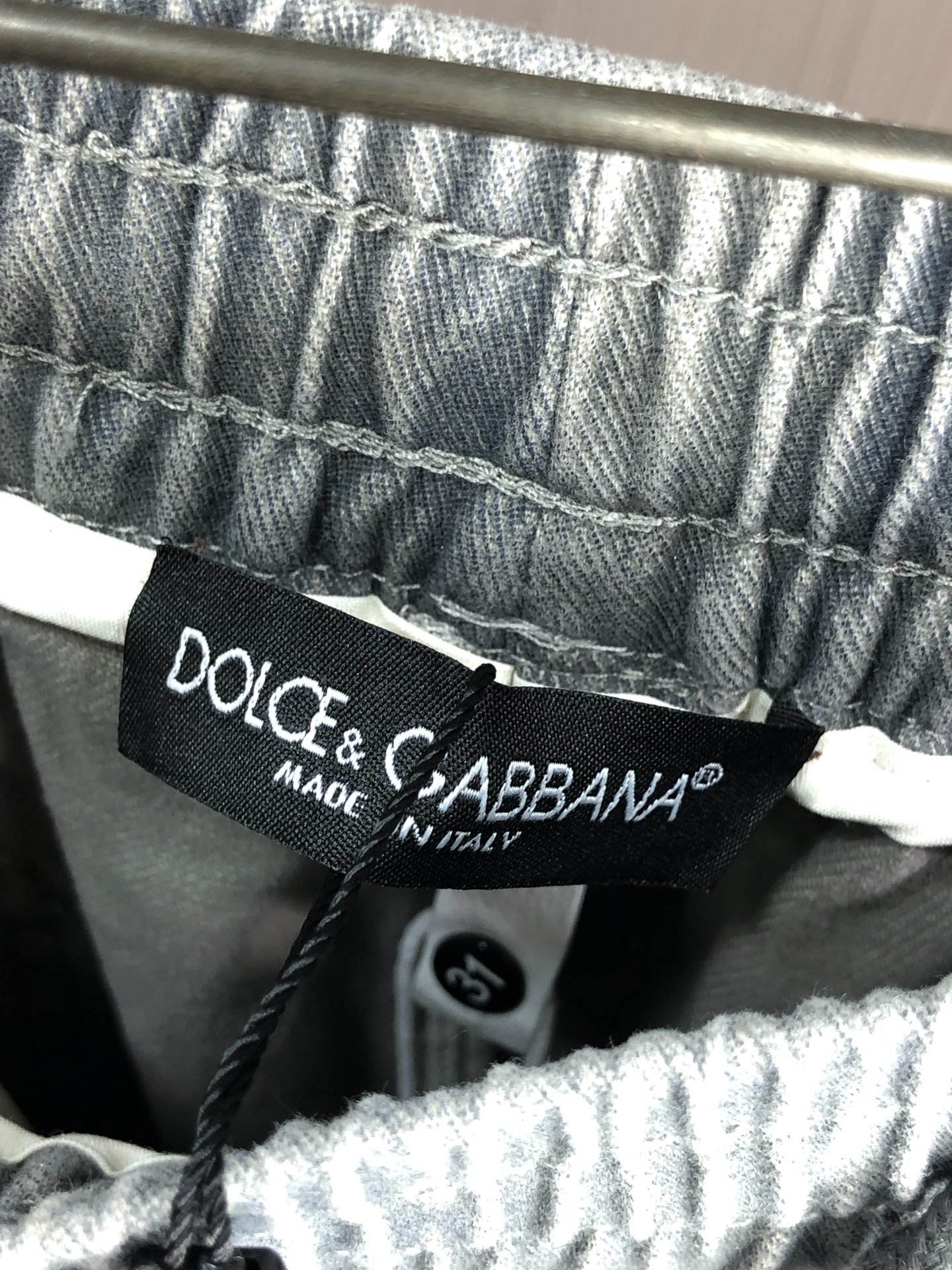 。D&G。2025秋冬季新款休闲工装牛仔裤 时尚休闲 休闲版型 微弹力面料 面料舒适柔软，突破常规牛仔的