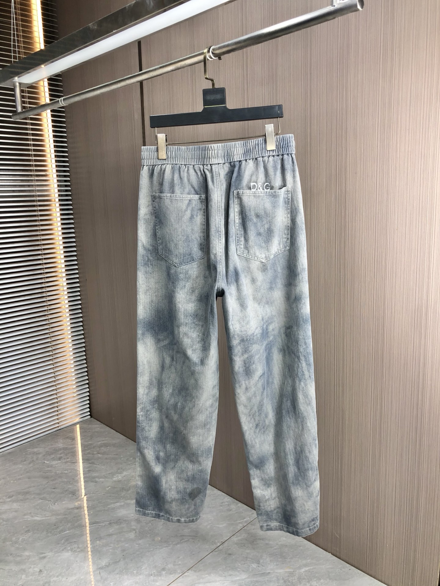 。D&G。2025秋冬季新款休闲工装牛仔裤 时尚休闲 休闲版型 微弹力面料 面料舒适柔软，突破常规牛仔的