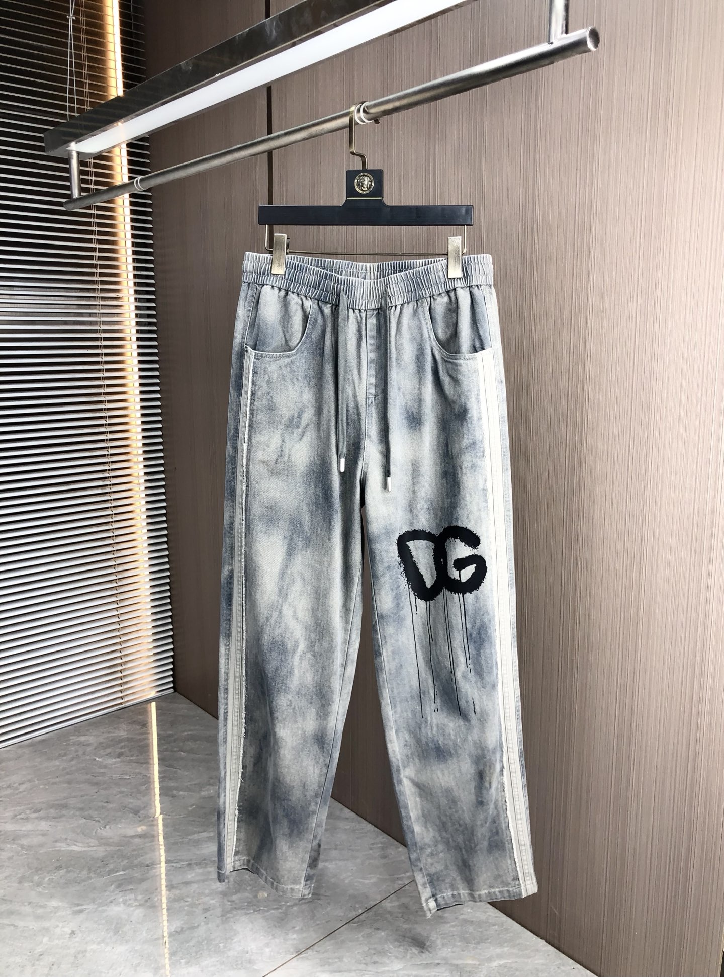 NO:522554,.D&G. 2025 new casual work jeans in autumn and winter, fashionable and casual casual style, micro-stretch fabric, the fabric is comfortable and soft, breaking through the feel of conventional denim fabrics, not stuffy, and excellent comfort. It is free and versatile, and it does not deform after washing for a long time. The upper body effect is excellent. The elegant and elegant tailoring, the design is constantly innovating, but it always maintains a noble and elegant style and taste, interpreting the charm of fashion, and the best products for fashion and leisure. Counter codes 29-36, Dolce&Gabbana, jeans, alexander wang19860909.D&G.2025秋冬季新款休闲工装牛仔裤 时尚休闲 休闲版型 微弹力面料 面料舒适柔软,突破常规牛仔的面料手感,不闷热,舒适感极佳.随意百搭 久洗不变形 上身效果极佳.大方优雅的剪裁,设计不断创新却始终保持着高贵优雅的风格和品位 演绎时尚魅惑 时尚休闲佳品 专柜码数29-36,,Dolce&Gabbana,jeans,alexander wang,Men's clothing