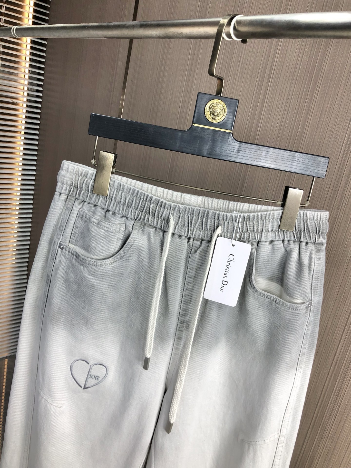 。Dior。2025秋冬季新款休闲工装牛仔裤 时尚休闲 休闲版型 微弹力面料 面料舒适柔软，突破常规牛仔