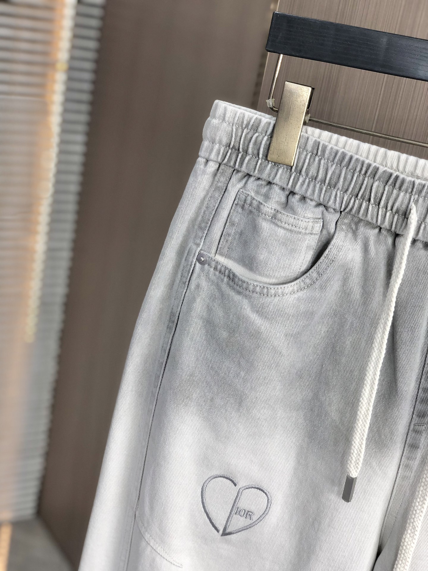 。Dior。2025秋冬季新款休闲工装牛仔裤 时尚休闲 休闲版型 微弹力面料 面料舒适柔软，突破常规牛仔