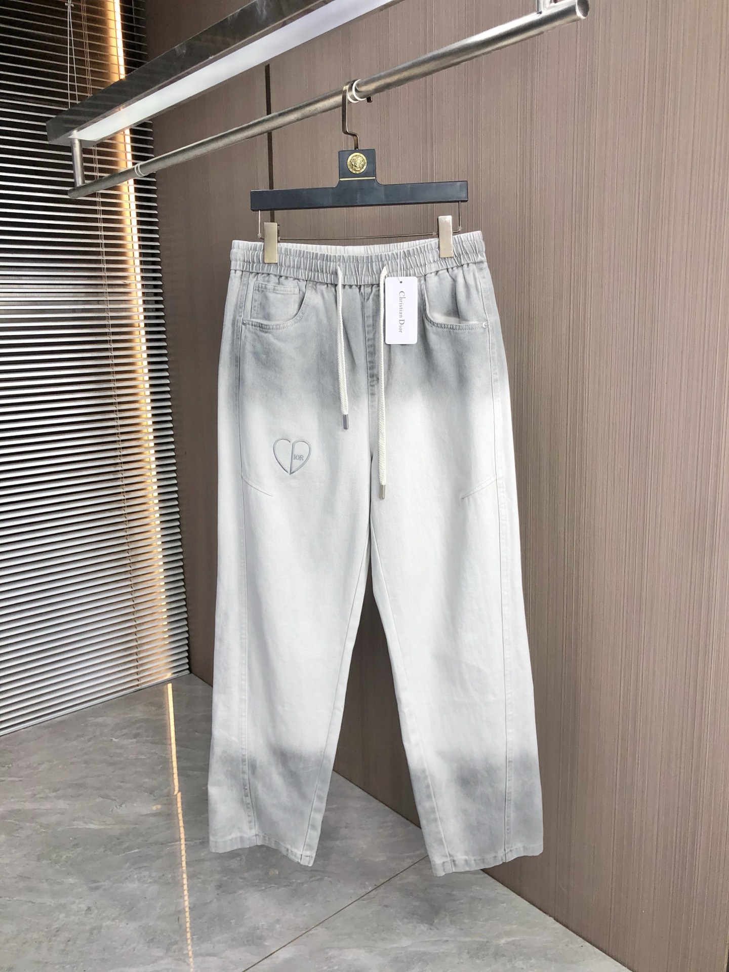 NO:522553,.Dior.2025 autumn and winter new casual work jeans Fashionable and casual casual style Micro-stretch fabric The fabric is comfortable and soft, breaking through the feel of conventional denim fabrics, not stuffy, and has excellent comfort. It is free and versatile, and it does not deform after washing for a long time. The upper body effect is excellent. The elegant and elegant tailoring, the design is constantly innovating, but it always maintains a noble and elegant style and taste, interpreting the charm of fashion and leisure products. Counter codes 29-36,,dior,jeans,alexander wang19860909.Dior.2025秋冬季新款休闲工装牛仔裤 时尚休闲 休闲版型 微弹力面料 面料舒适柔软,突破常规牛仔的面料手感,不闷热,舒适感极佳.随意百搭 久洗不变形 上身效果极佳.大方优雅的剪裁,设计不断创新却始终保持着高贵优雅的风格和品位 演绎时尚魅惑 时尚休闲佳品 专柜码数29-36,,dior,jeans,alexander wang,Men's clothing