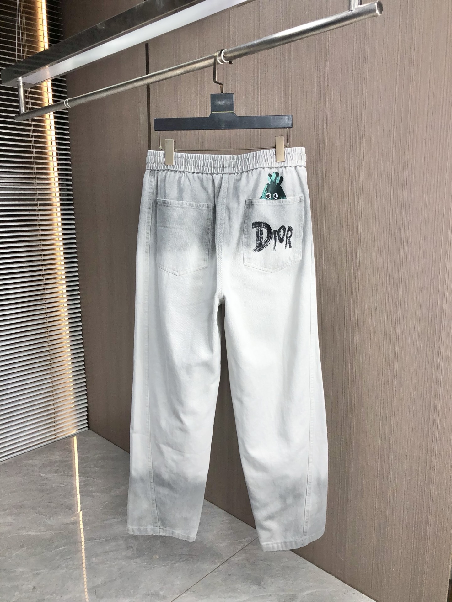 。Dior。2025秋冬季新款休闲工装牛仔裤 时尚休闲 休闲版型 微弹力面料 面料舒适柔软，突破常规牛仔