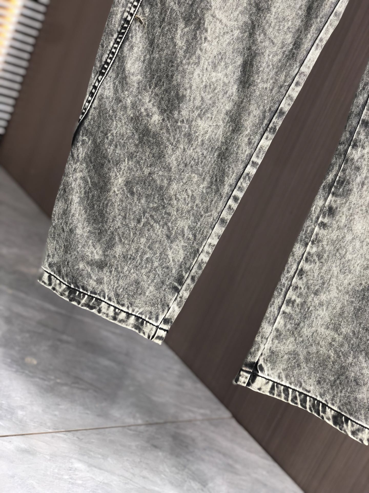 。巴黎世家。2025秋冬季新款休闲工装牛仔裤 时尚休闲 休闲版型 微弹力面料 面料舒适柔软，突破常规牛仔