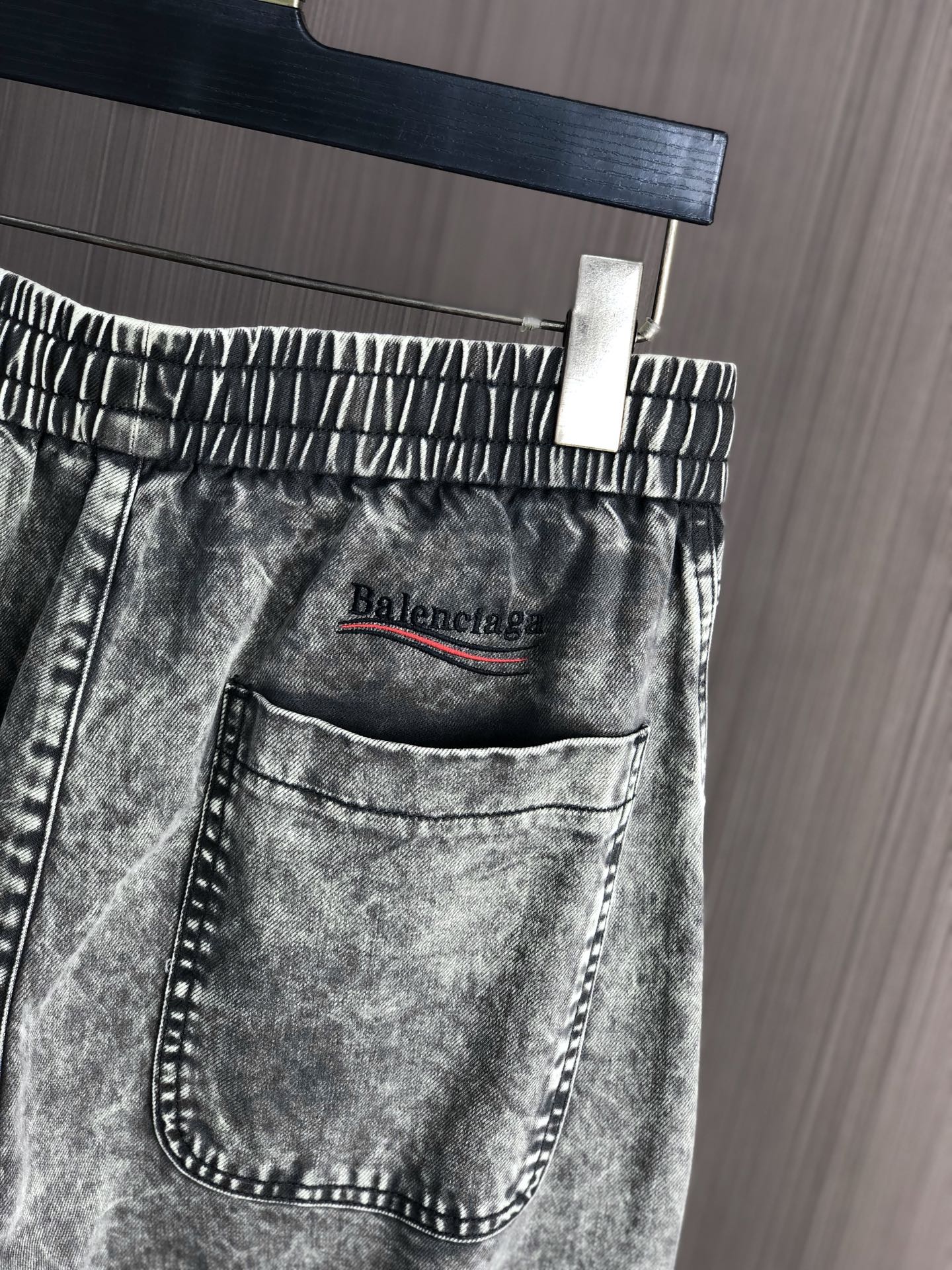 。巴黎世家。2025秋冬季新款休闲工装牛仔裤 时尚休闲 休闲版型 微弹力面料 面料舒适柔软，突破常规牛仔