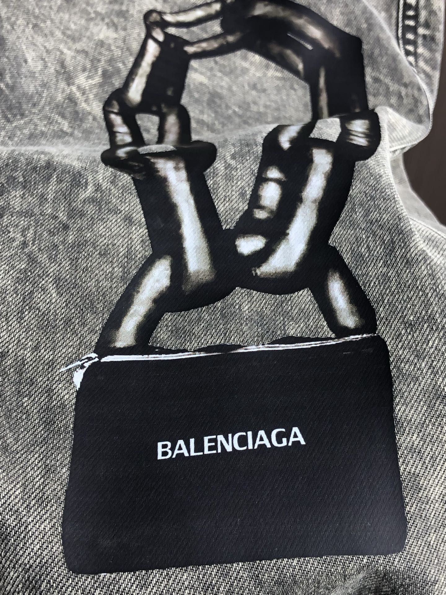 。巴黎世家。2025秋冬季新款休闲工装牛仔裤 时尚休闲 休闲版型 微弹力面料 面料舒适柔软，突破常规牛仔