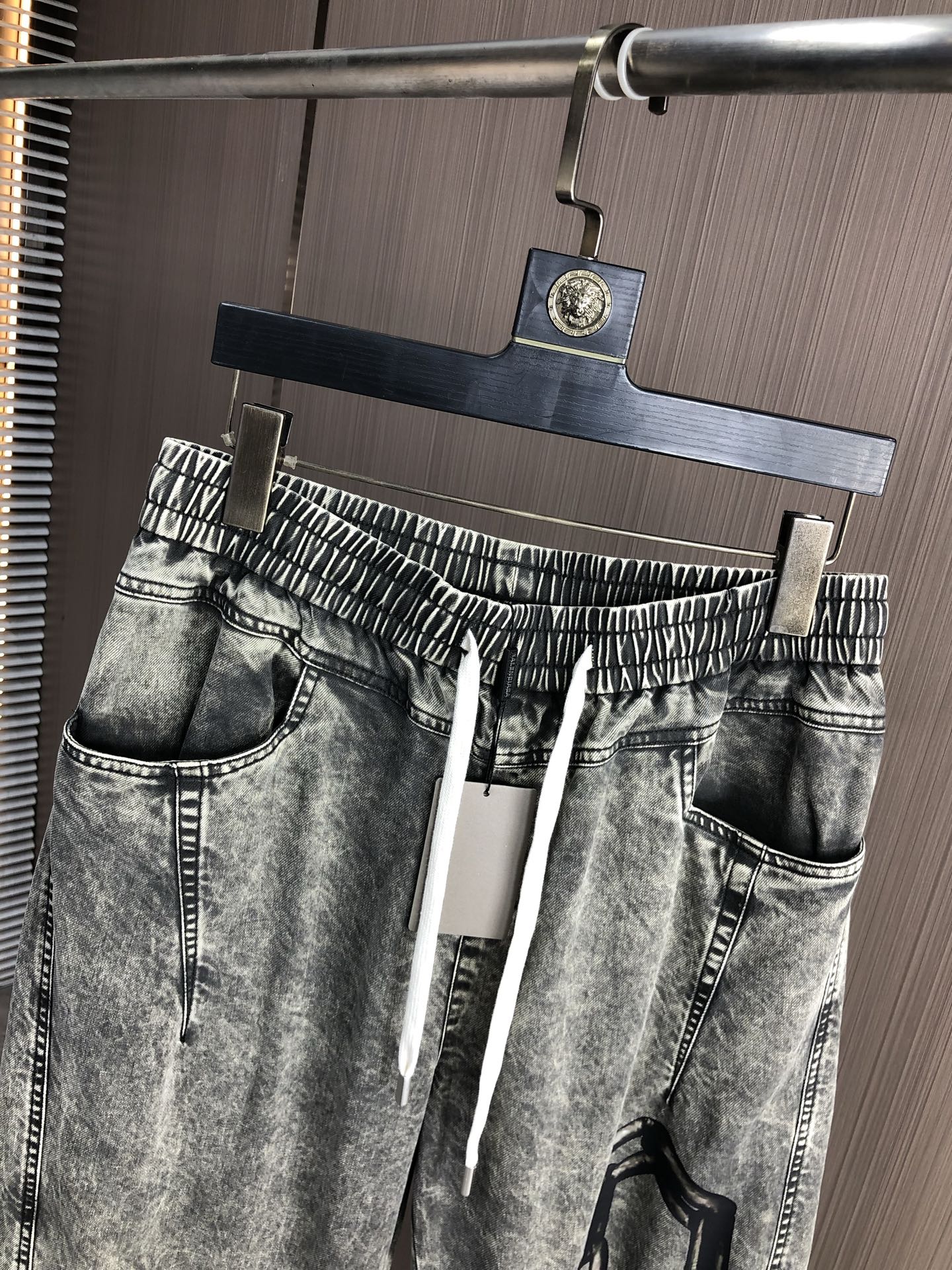 。巴黎世家。2025秋冬季新款休闲工装牛仔裤 时尚休闲 休闲版型 微弹力面料 面料舒适柔软，突破常规牛仔