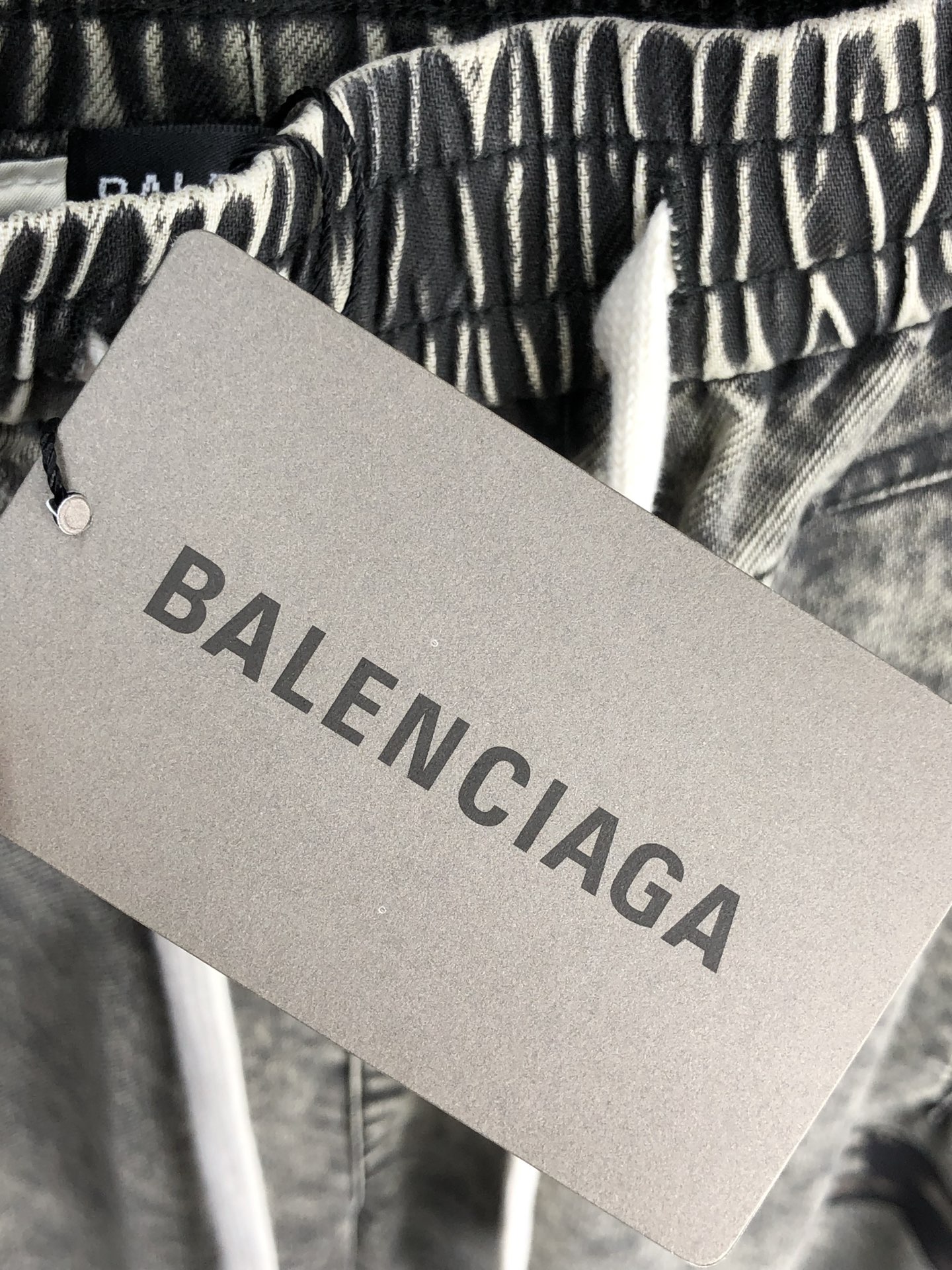 。巴黎世家。2025秋冬季新款休闲工装牛仔裤 时尚休闲 休闲版型 微弹力面料 面料舒适柔软，突破常规牛仔