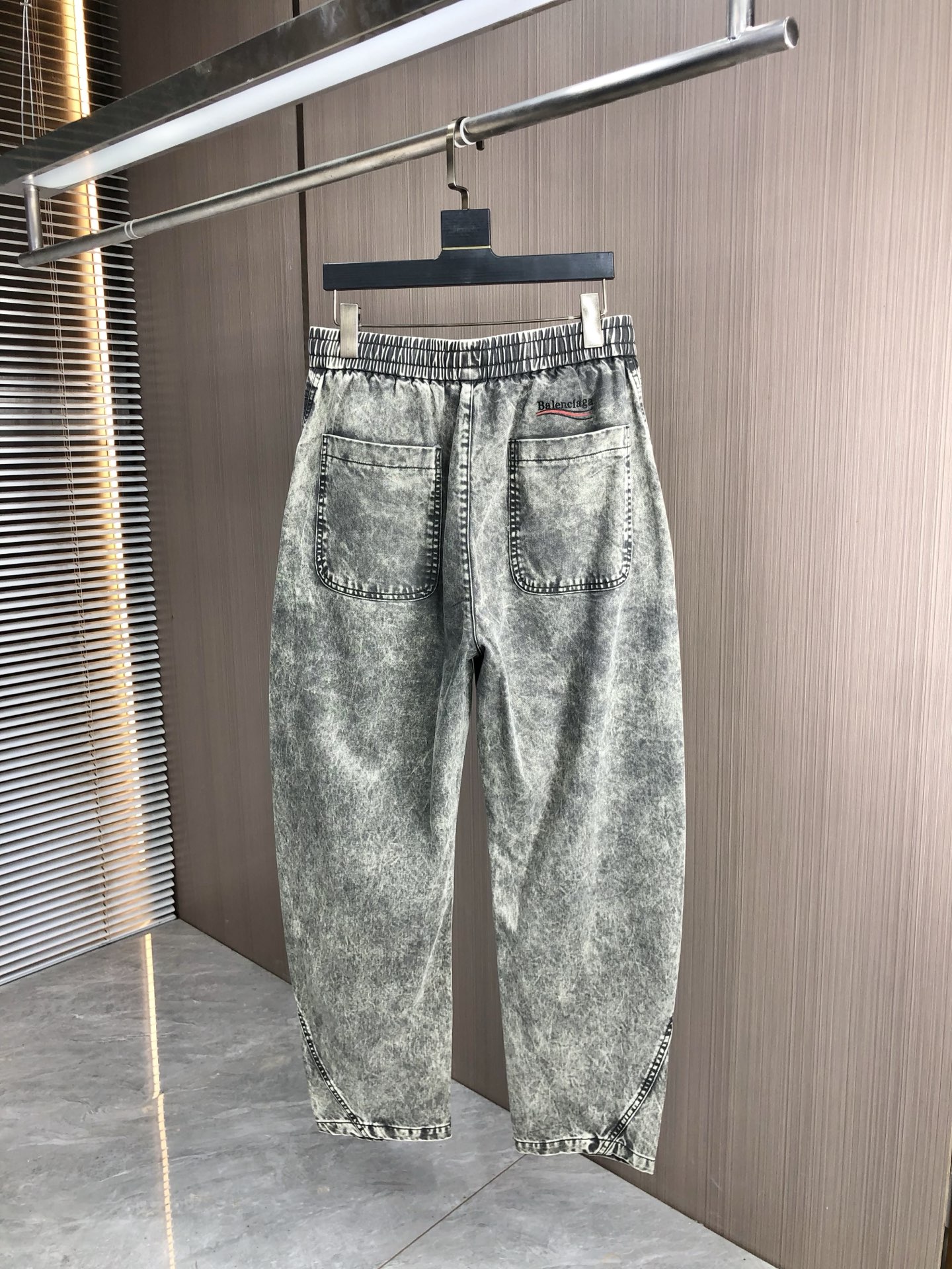 。巴黎世家。2025秋冬季新款休闲工装牛仔裤 时尚休闲 休闲版型 微弹力面料 面料舒适柔软，突破常规牛仔