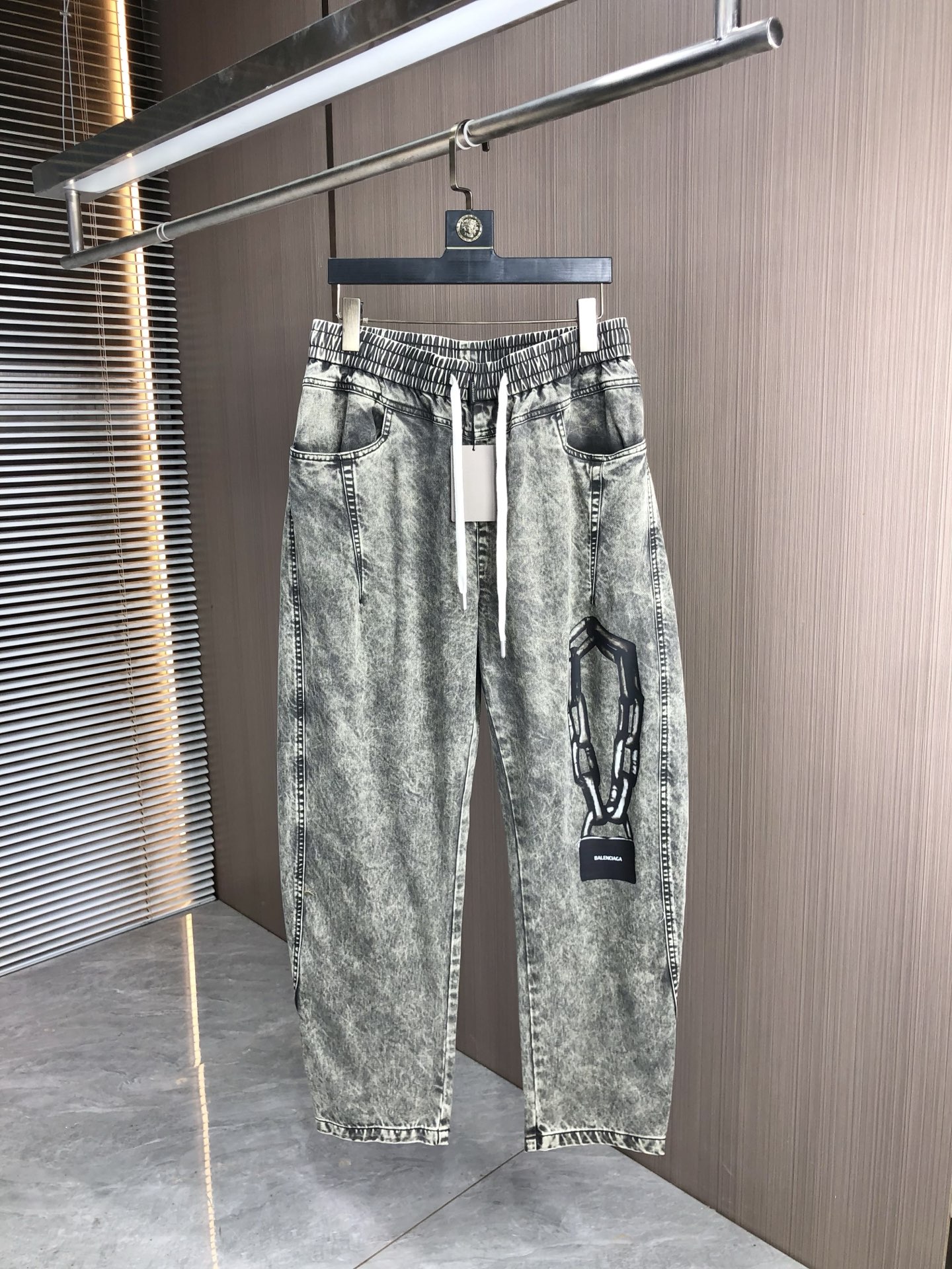 NO:522552,.Balenciaga. 2025 autumn and winter new casual work jeans Fashionable and casual casual style Micro-stretch fabric The fabric is comfortable and soft, breaking through the feel of conventional denim fabrics, not stuffy, and has excellent comfort. It is free and versatile, and it does not deform after washing for a long time. The upper body effect is excellent. The elegant and elegant tailoring, the design is constantly innovating, but it always maintains a noble and elegant style and taste, interpreting the charm of fashion and leisure products. Counter codes 29-36,,balenciaga,jeans,alexander wang19860909.巴黎世家.2025秋冬季新款休闲工装牛仔裤 时尚休闲 休闲版型 微弹力面料 面料舒适柔软,突破常规牛仔的面料手感,不闷热,舒适感极佳.随意百搭 久洗不变形 上身效果极佳.大方优雅的剪裁,设计不断创新却始终保持着高贵优雅的风格和品位 演绎时尚魅惑 时尚休闲佳品 专柜码数29-36,,balenciaga,jeans,alexander wang,Men's clothing