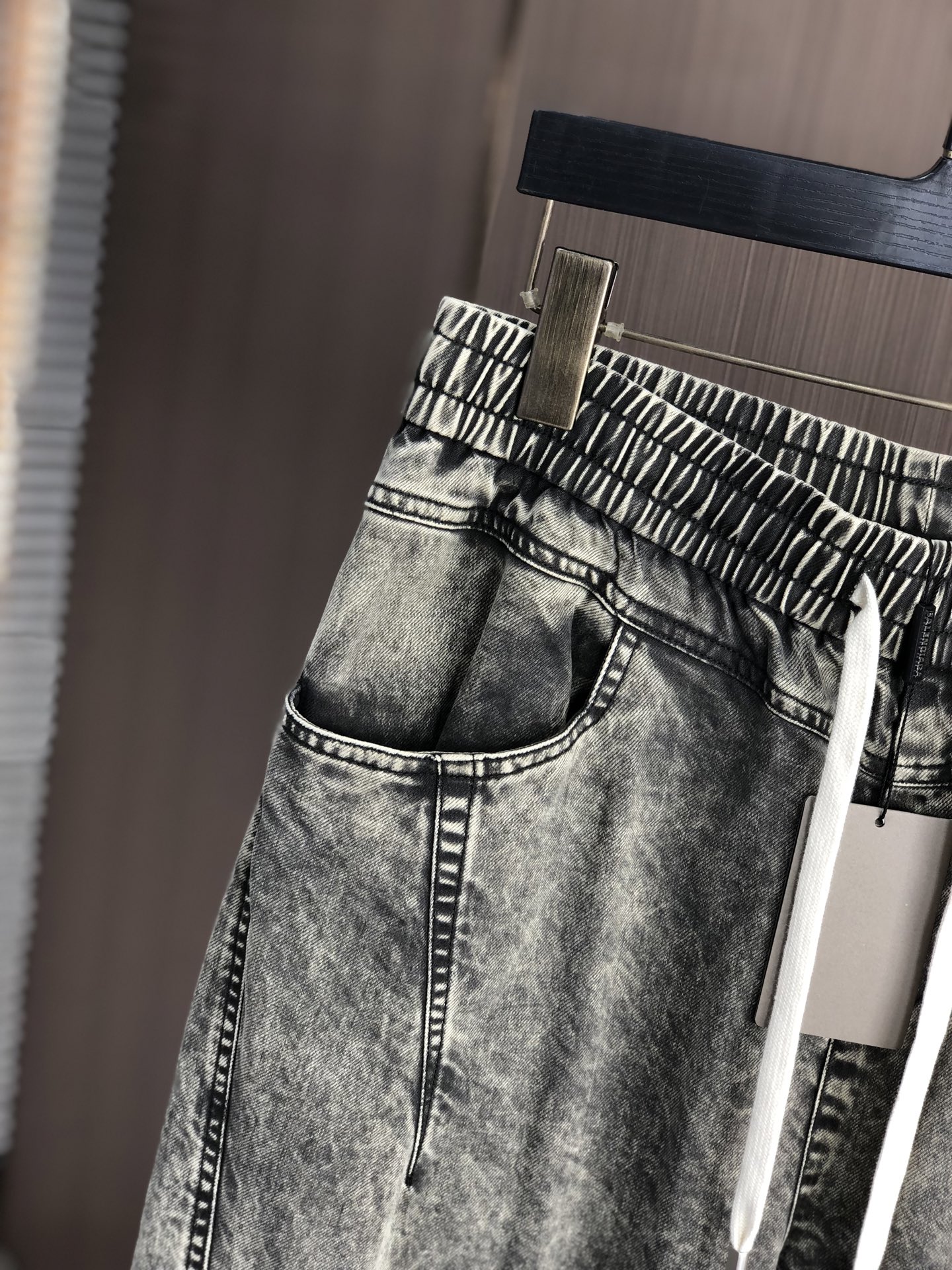 。巴黎世家。2025秋冬季新款休闲工装牛仔裤 时尚休闲 休闲版型 微弹力面料 面料舒适柔软，突破常规牛仔