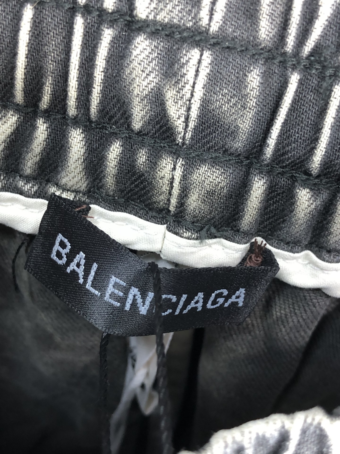 。巴黎世家。2025秋冬季新款休闲工装牛仔裤 时尚休闲 休闲版型 微弹力面料 面料舒适柔软，突破常规牛仔