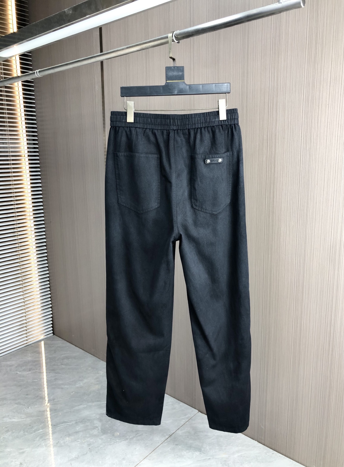 。Y克罗心。2025秋冬季新款休闲工装牛仔裤 时尚休闲 休闲版型 微弹力面料 面料舒适柔软，突破常规牛仔