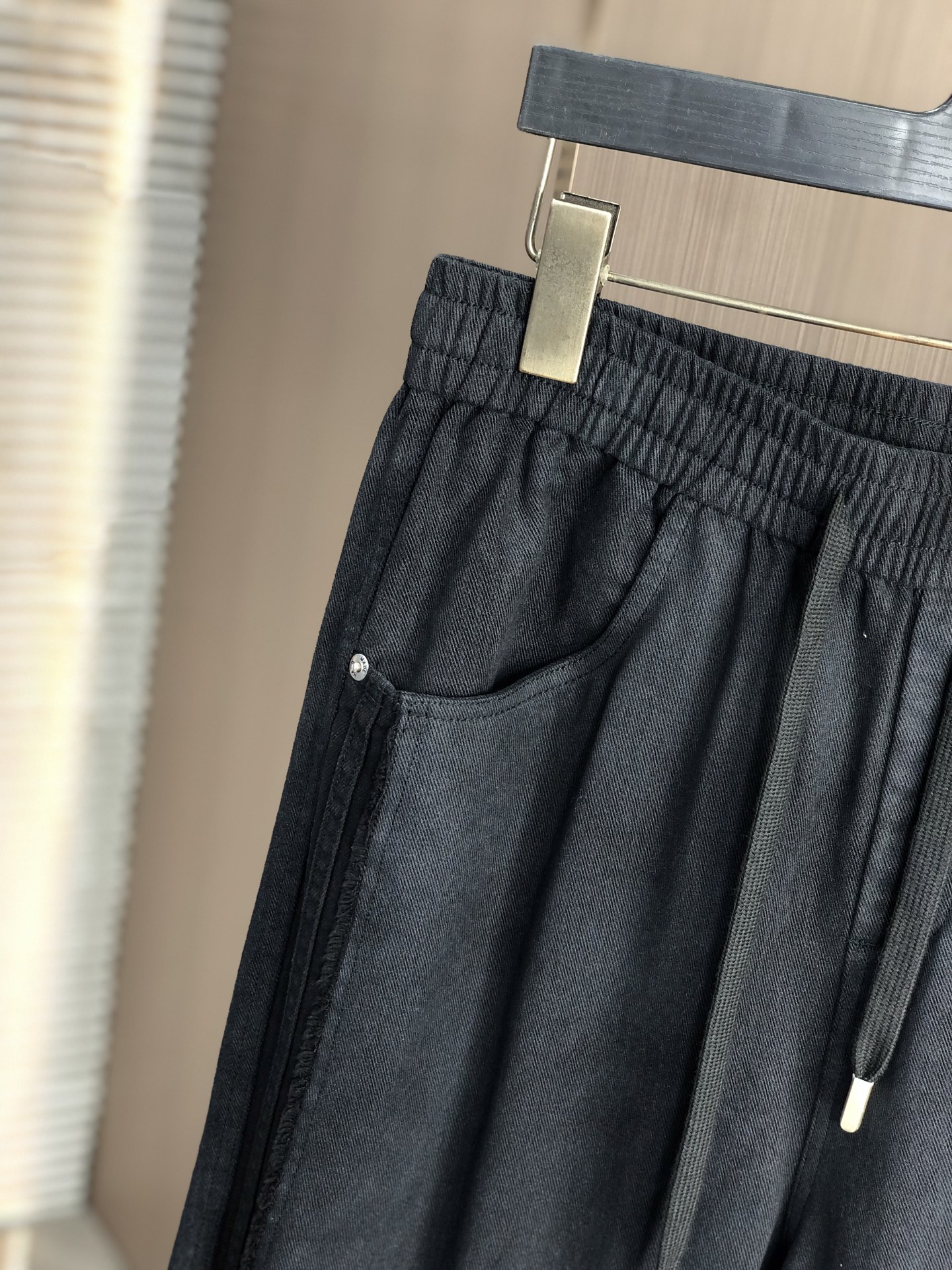 。Y克罗心。2025秋冬季新款休闲工装牛仔裤 时尚休闲 休闲版型 微弹力面料 面料舒适柔软，突破常规牛仔