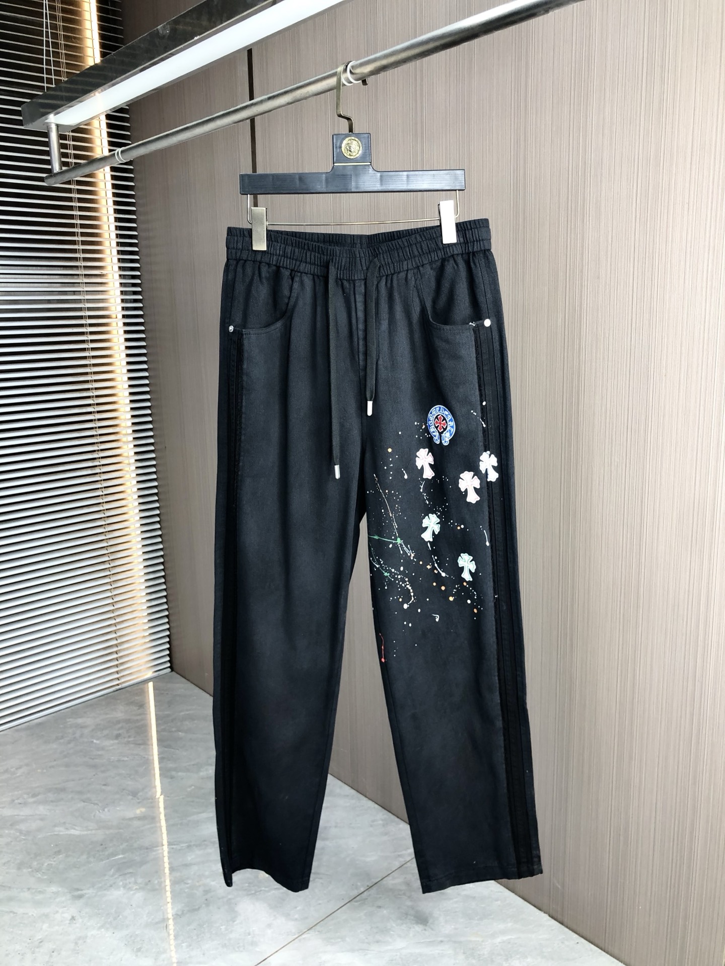 NO:522551,.Y Croxin. 2025 autumn and winter new casual work jeans Fashionable and casual casual style Micro-stretch fabric The fabric is comfortable and soft, breaking through the feel of conventional denim fabrics, not stuffy, and has excellent comfort. It is versatile and versatile, and it does not deform for a long time. The upper body effect is excellent. The elegant and elegant tailoring, the design is constantly innovating, but it always maintains a noble and elegant style and taste, interpreting the charm of fashion and leisure products. Counter codes 29-36, chrome hearts, jeans, alexander wang19860909.Y克罗心.2025秋冬季新款休闲工装牛仔裤 时尚休闲 休闲版型 微弹力面料 面料舒适柔软,突破常规牛仔的面料手感,不闷热,舒适感极佳.随意百搭 久洗不变形 上身效果极佳.大方优雅的剪裁,设计不断创新却始终保持着高贵优雅的风格和品位 演绎时尚魅惑 时尚休闲佳品 专柜码数29-36,,chrome hearts,jeans,alexander wang,Men's clothing