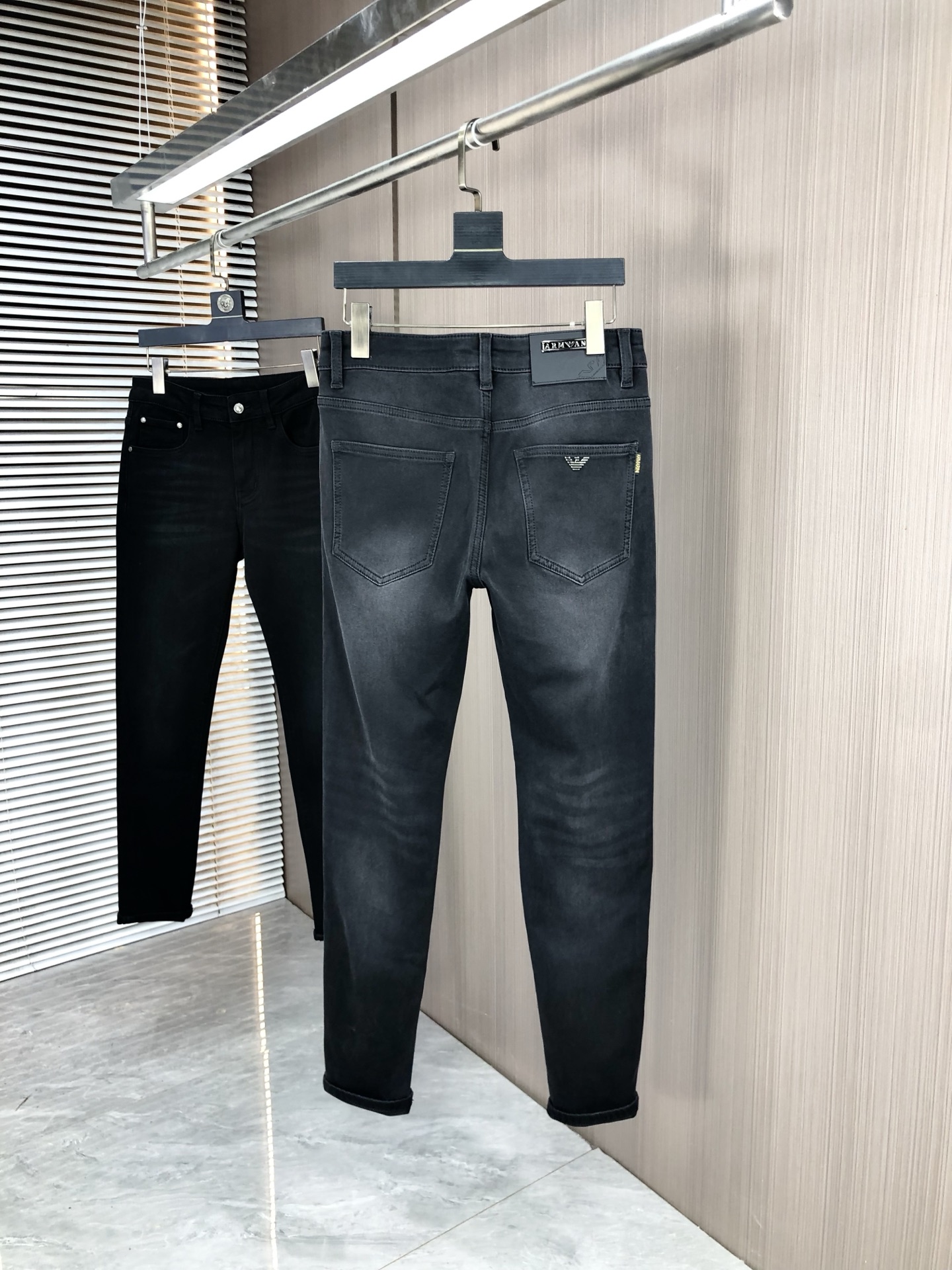 。阿玛尼。2025秋冬高级时装感，超柔牛仔面料 , 浅色洗水牛仔裤。面料很特殊，超细精仿棉纱混纺，超柔舒