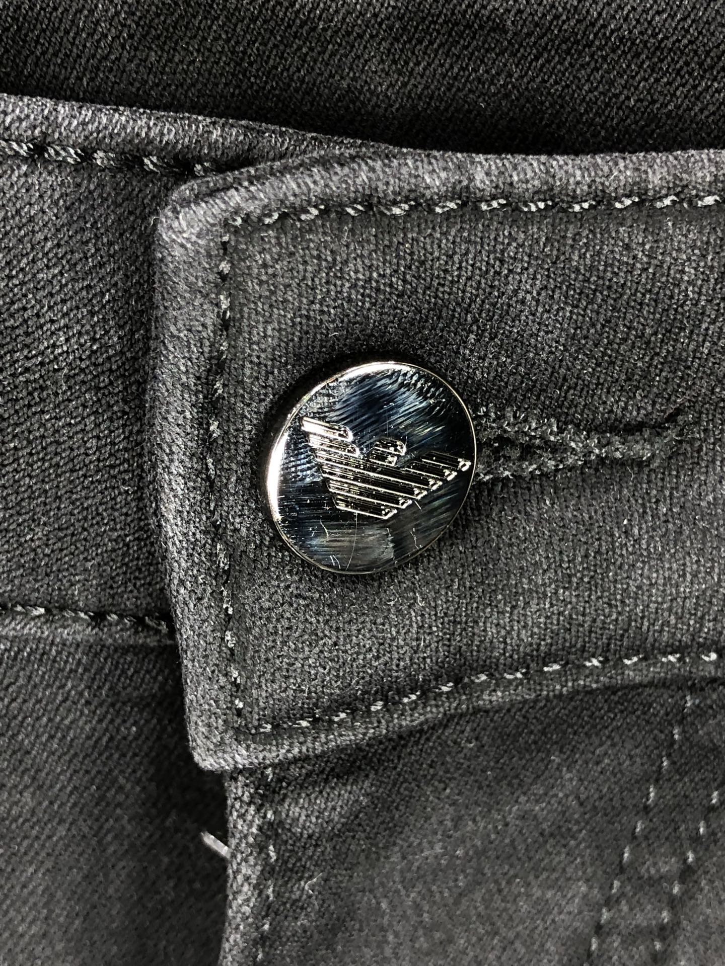 。阿玛尼。2025秋冬高级时装感，超柔牛仔面料 , 浅色洗水牛仔裤。面料很特殊，超细精仿棉纱混纺，超柔舒