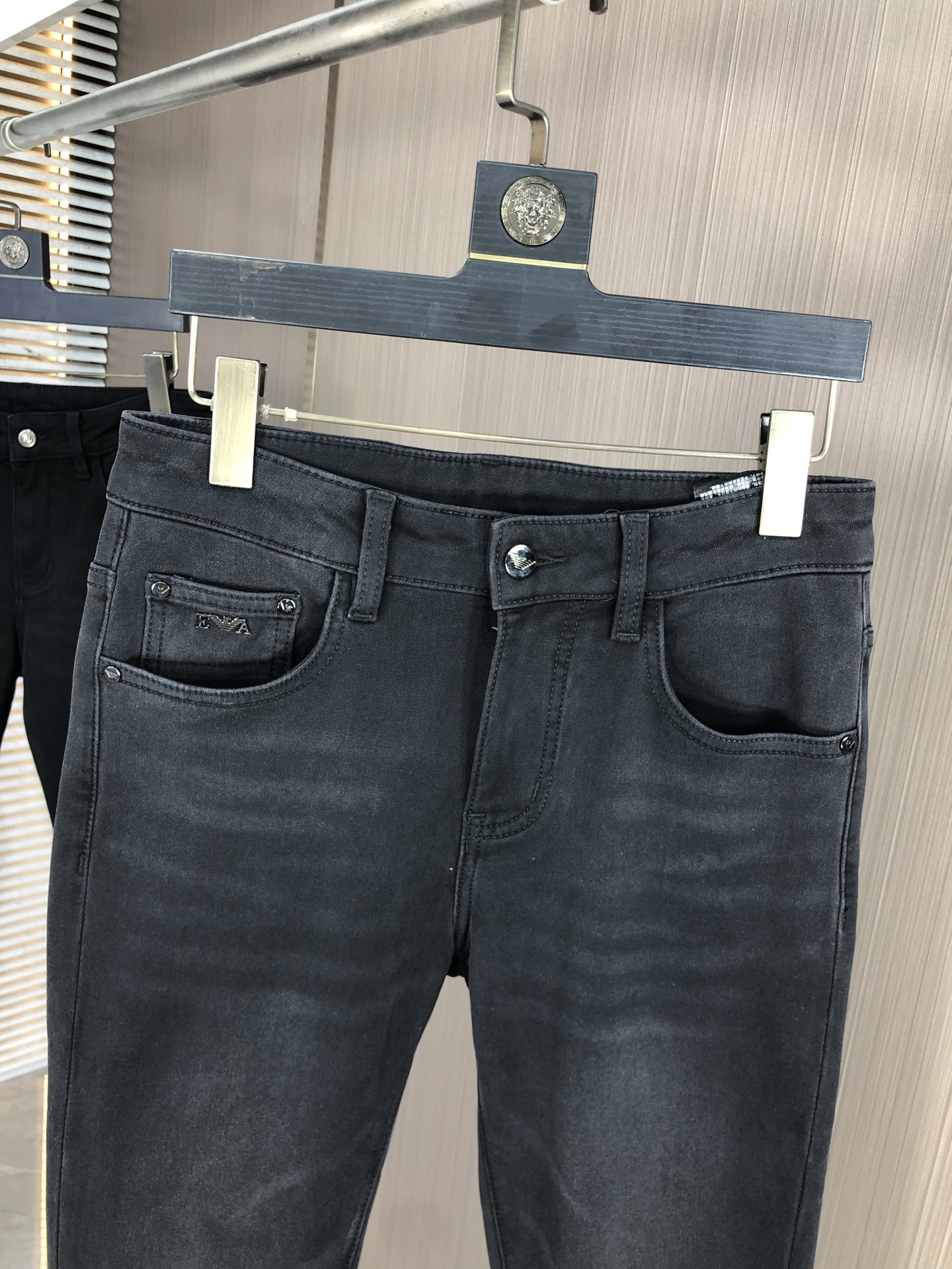 。阿玛尼。2025秋冬高级时装感，超柔牛仔面料 , 浅色洗水牛仔裤。面料很特殊，超细精仿棉纱混纺，超柔舒