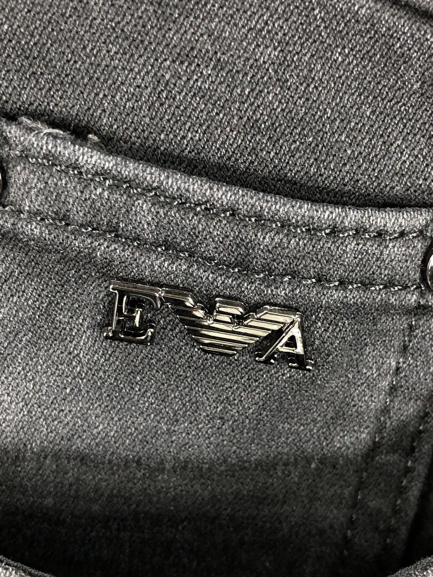 。阿玛尼。2025秋冬高级时装感，超柔牛仔面料 , 浅色洗水牛仔裤。面料很特殊，超细精仿棉纱混纺，超柔舒