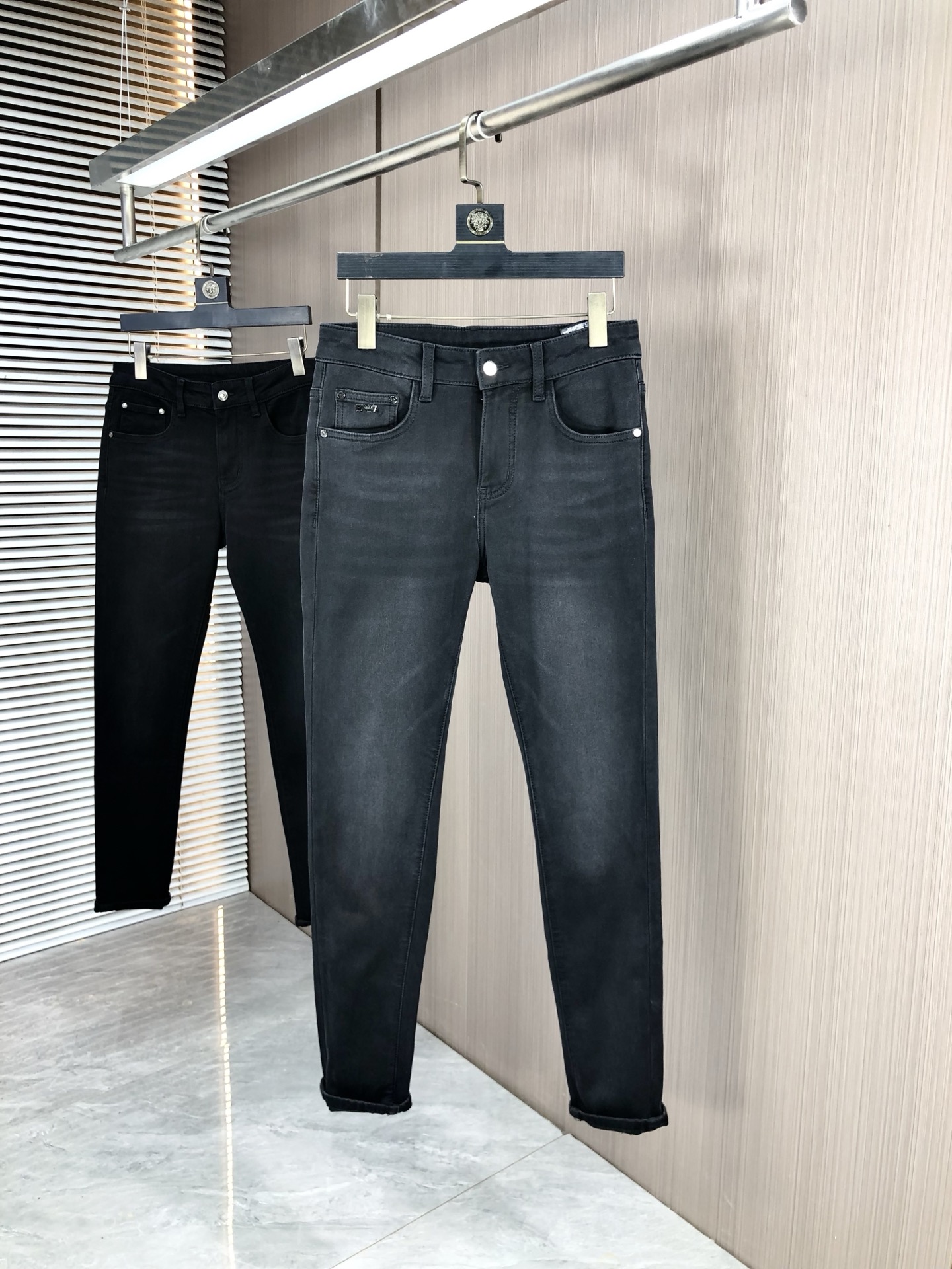 NO:531098,.Amani. 2025 autumn and winter high-end fashion sense, super soft denim fabric, light-colored washing jeans. The fabric is very special, super fine imitation cotton yarn blend, super soft and comfortable. It has a casual and casual sense of denim, and 5 also has a relaxed and fashionable feeling. The cloth is refreshing, slightly stretchy, super soft and long wearing time, the whole pants are all traditional hand-wiping technology, natural stone grinding and light fermentation washing. Details are exquisite. Size 29-38,,armani, jeans, alexander wang19860909.阿玛尼.2025秋冬高级时装感,超柔牛仔面料 , 浅色洗水牛仔裤. 面料很特殊,超细精仿棉纱混纺,超柔舒适感. 具备牛仔随性感 ,休闲感 ,5亦有轻松感 ,时尚感. 布面清爽,微弹力,超柔穿着时间长, 整条裤子全传统手擦工艺,自然石磨轻酵洗水.细节精致感. 尺码29-38,,armani,jeans,alexander wang,Men's clothing