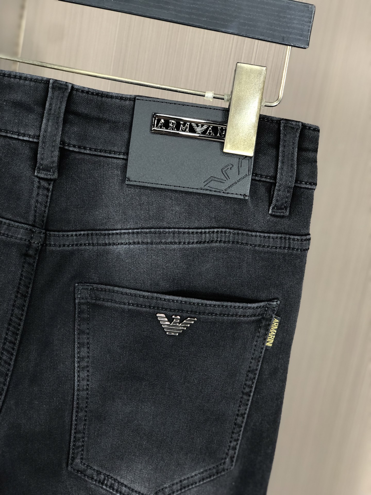 。阿玛尼。2025秋冬高级时装感，超柔牛仔面料 , 浅色洗水牛仔裤。面料很特殊，超细精仿棉纱混纺，超柔舒