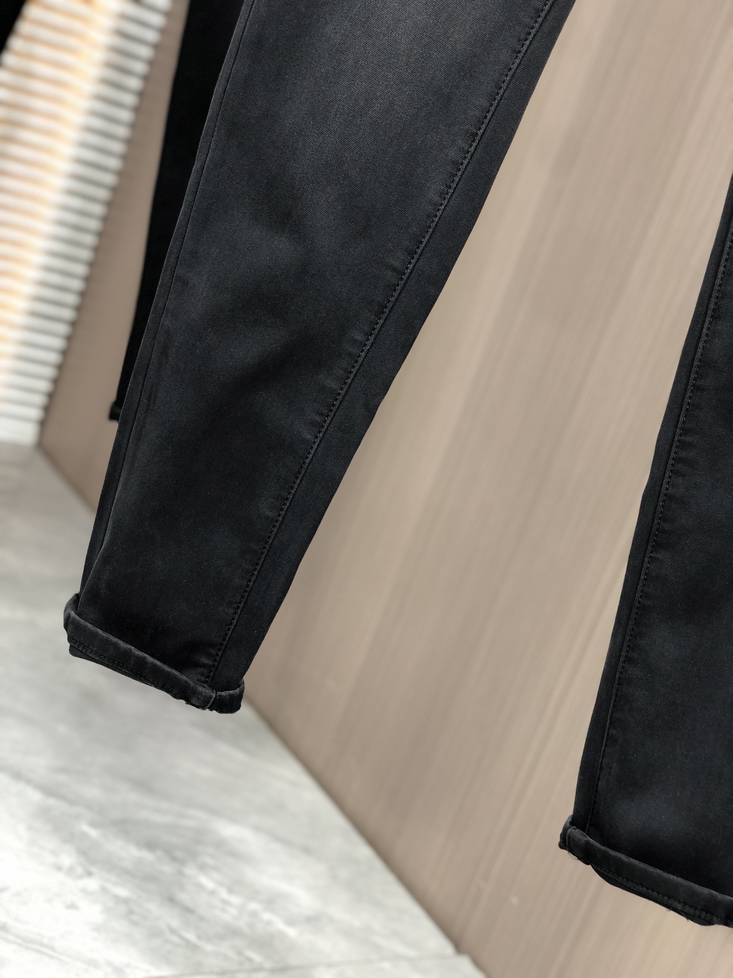 。阿玛尼。2025秋冬高级时装感，超柔牛仔面料 , 浅色洗水牛仔裤。面料很特殊，超细精仿棉纱混纺，超柔舒