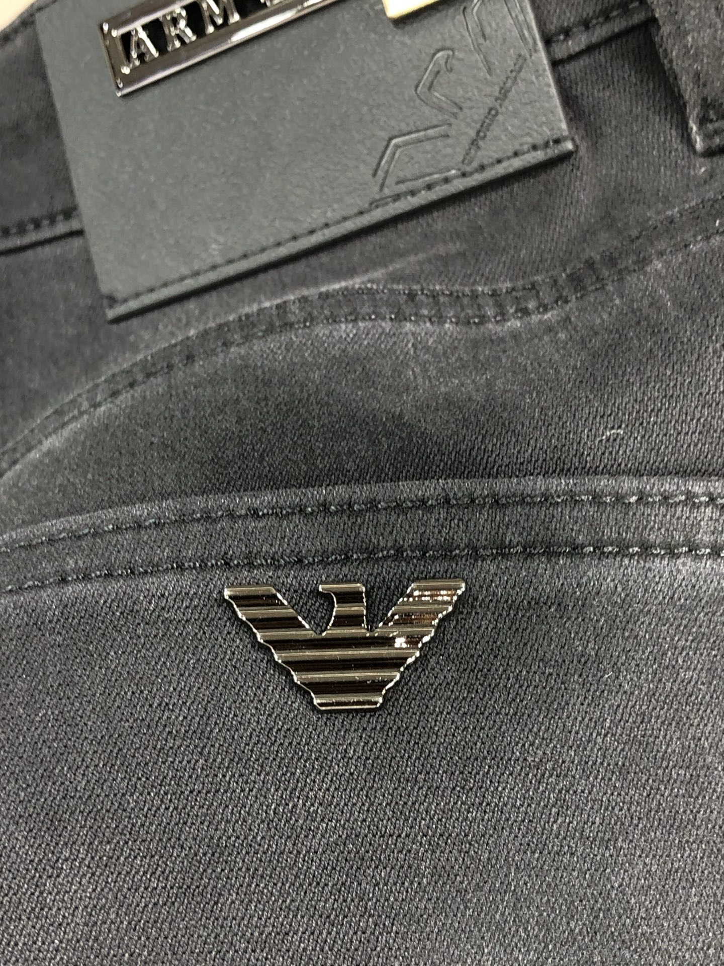 。阿玛尼。2025秋冬高级时装感，超柔牛仔面料 , 浅色洗水牛仔裤。面料很特殊，超细精仿棉纱混纺，超柔舒