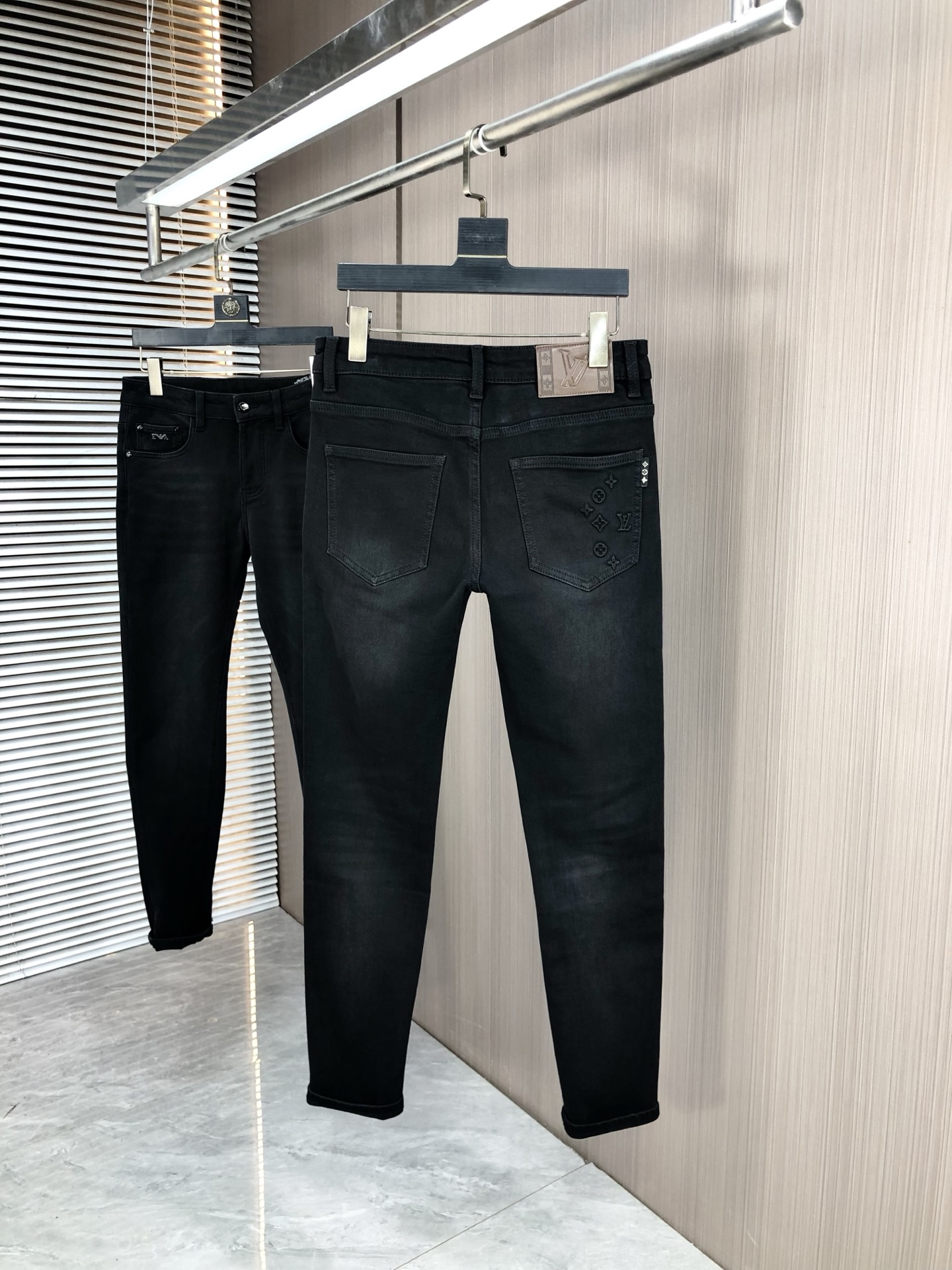 。Lv。2025秋冬高级时装感，超柔牛仔面料 , 浅色洗水牛仔裤。面料很特殊，超细精仿棉纱混纺，超柔舒适