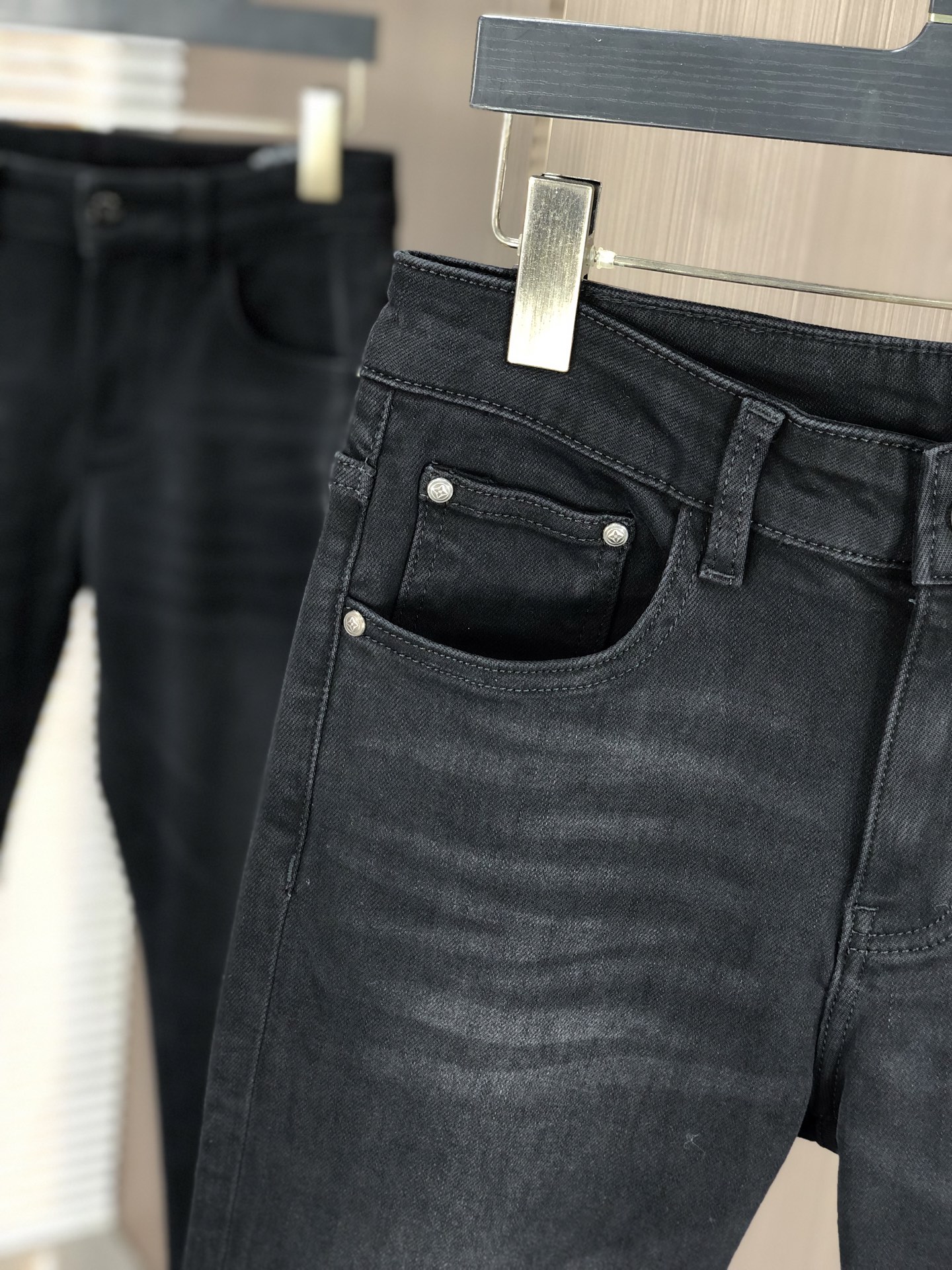 。Lv。2025秋冬高级时装感，超柔牛仔面料 , 浅色洗水牛仔裤。面料很特殊，超细精仿棉纱混纺，超柔舒适