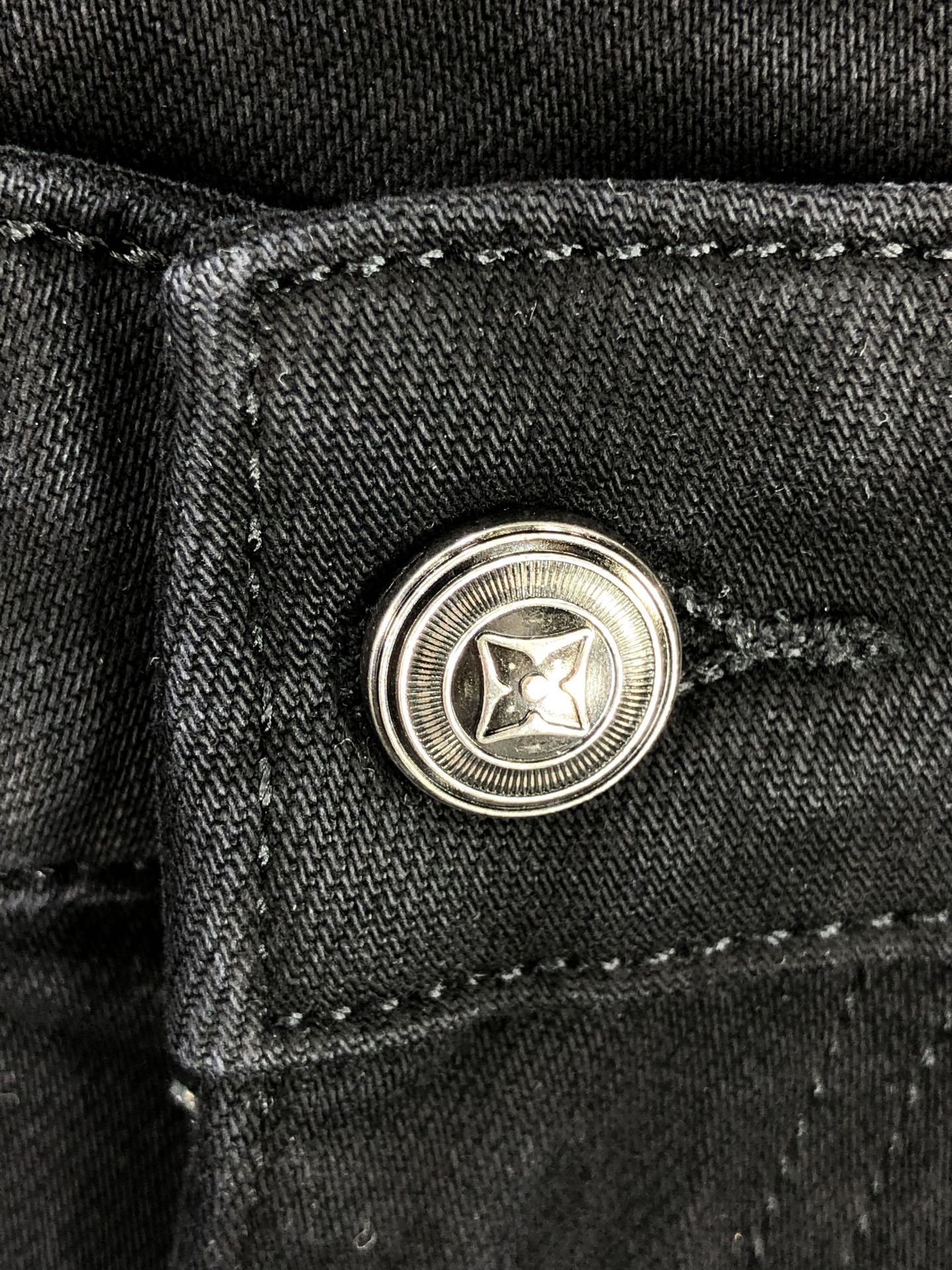 。Lv。2025秋冬高级时装感，超柔牛仔面料 , 浅色洗水牛仔裤。面料很特殊，超细精仿棉纱混纺，超柔舒适