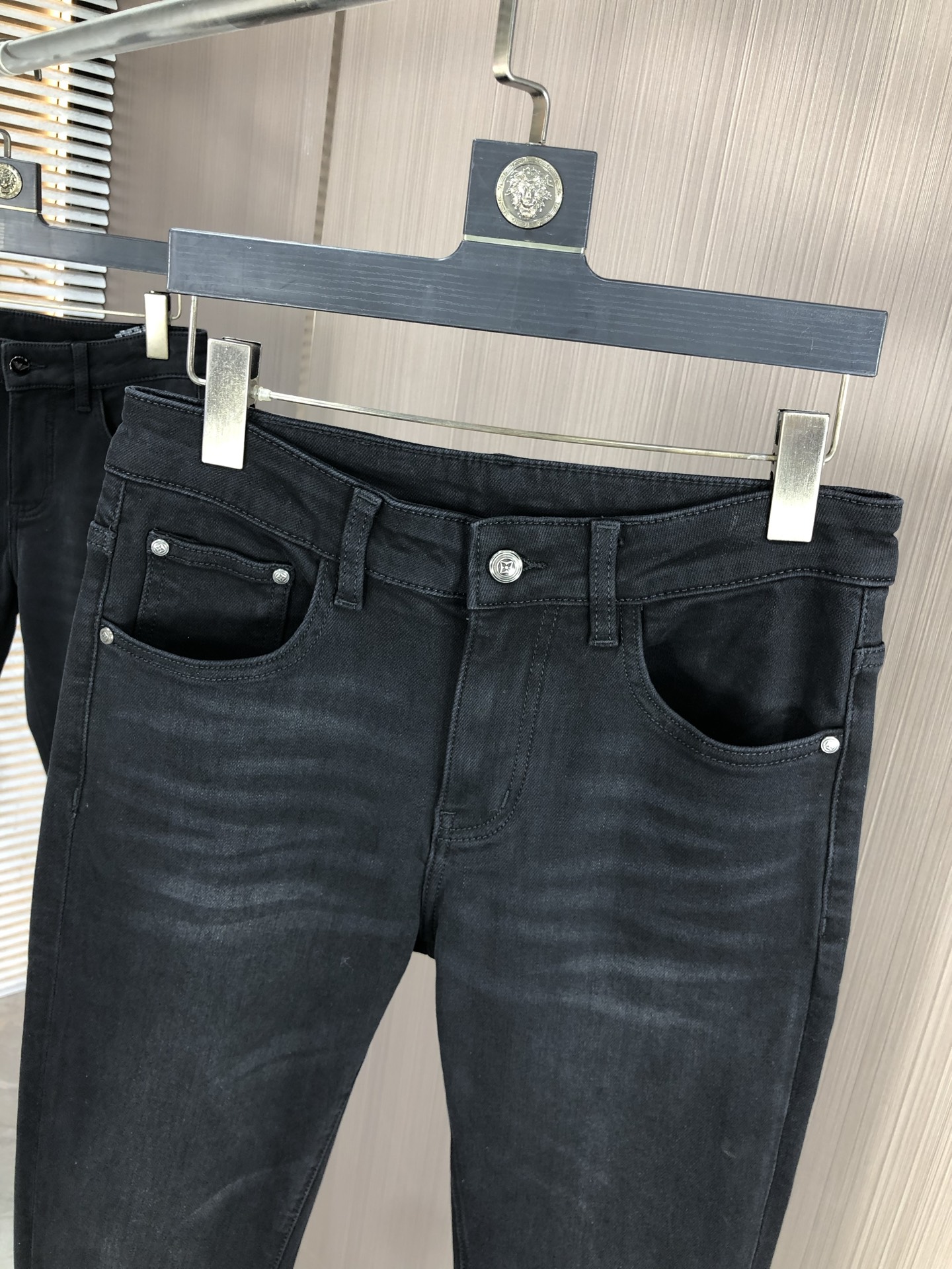 。Lv。2025秋冬高级时装感，超柔牛仔面料 , 浅色洗水牛仔裤。面料很特殊，超细精仿棉纱混纺，超柔舒适