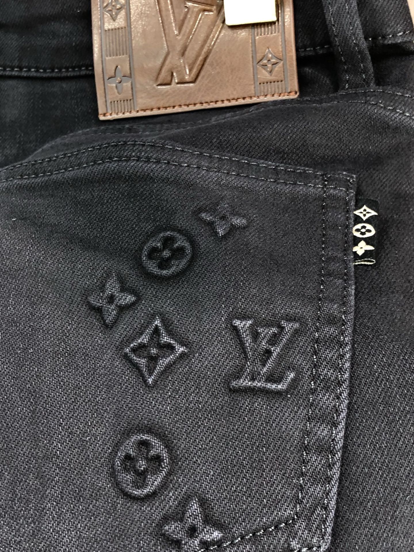 。Lv。2025秋冬高级时装感，超柔牛仔面料 , 浅色洗水牛仔裤。面料很特殊，超细精仿棉纱混纺，超柔舒适