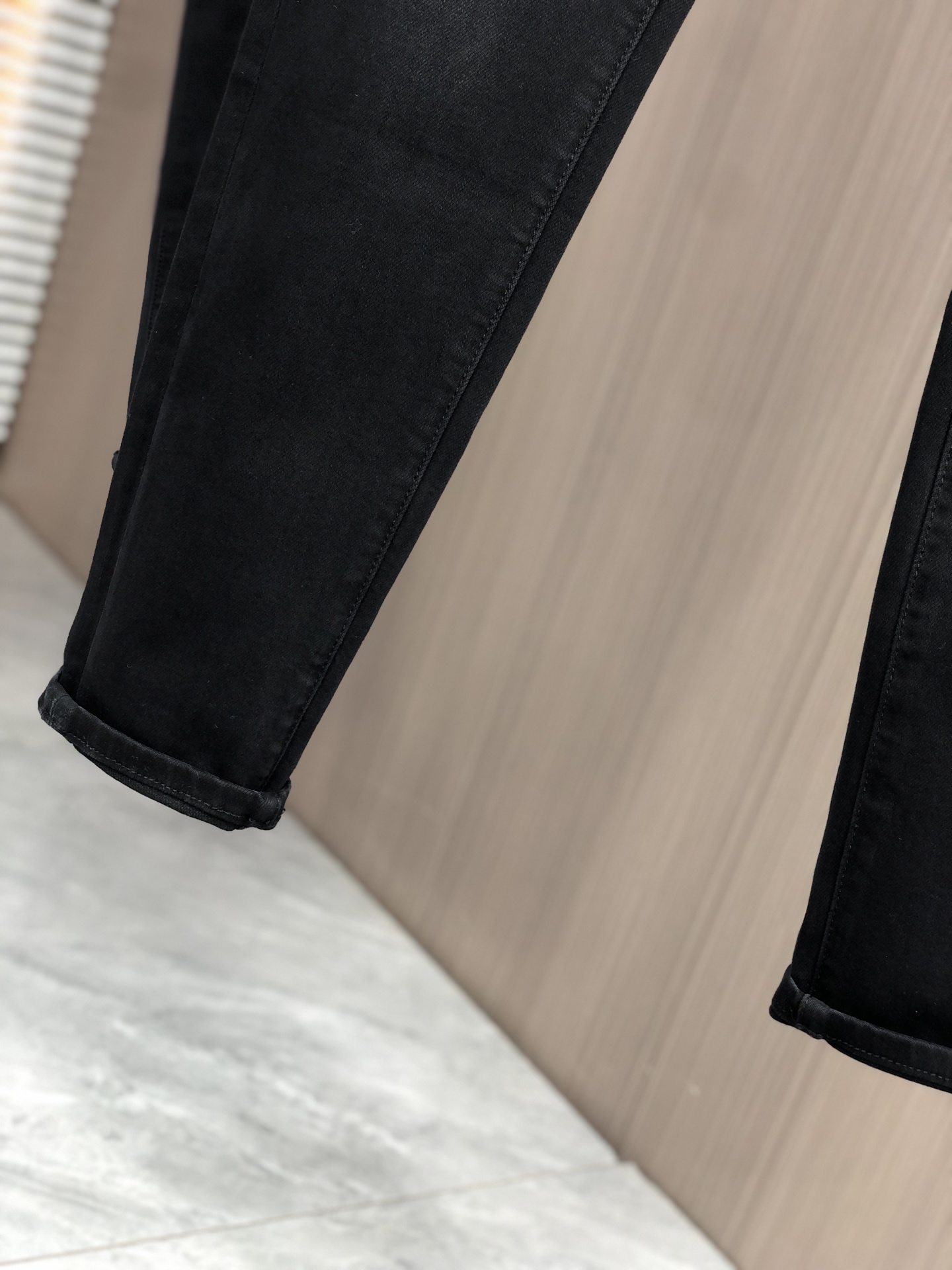 。Lv。2025秋冬高级时装感，超柔牛仔面料 , 浅色洗水牛仔裤。面料很特殊，超细精仿棉纱混纺，超柔舒适