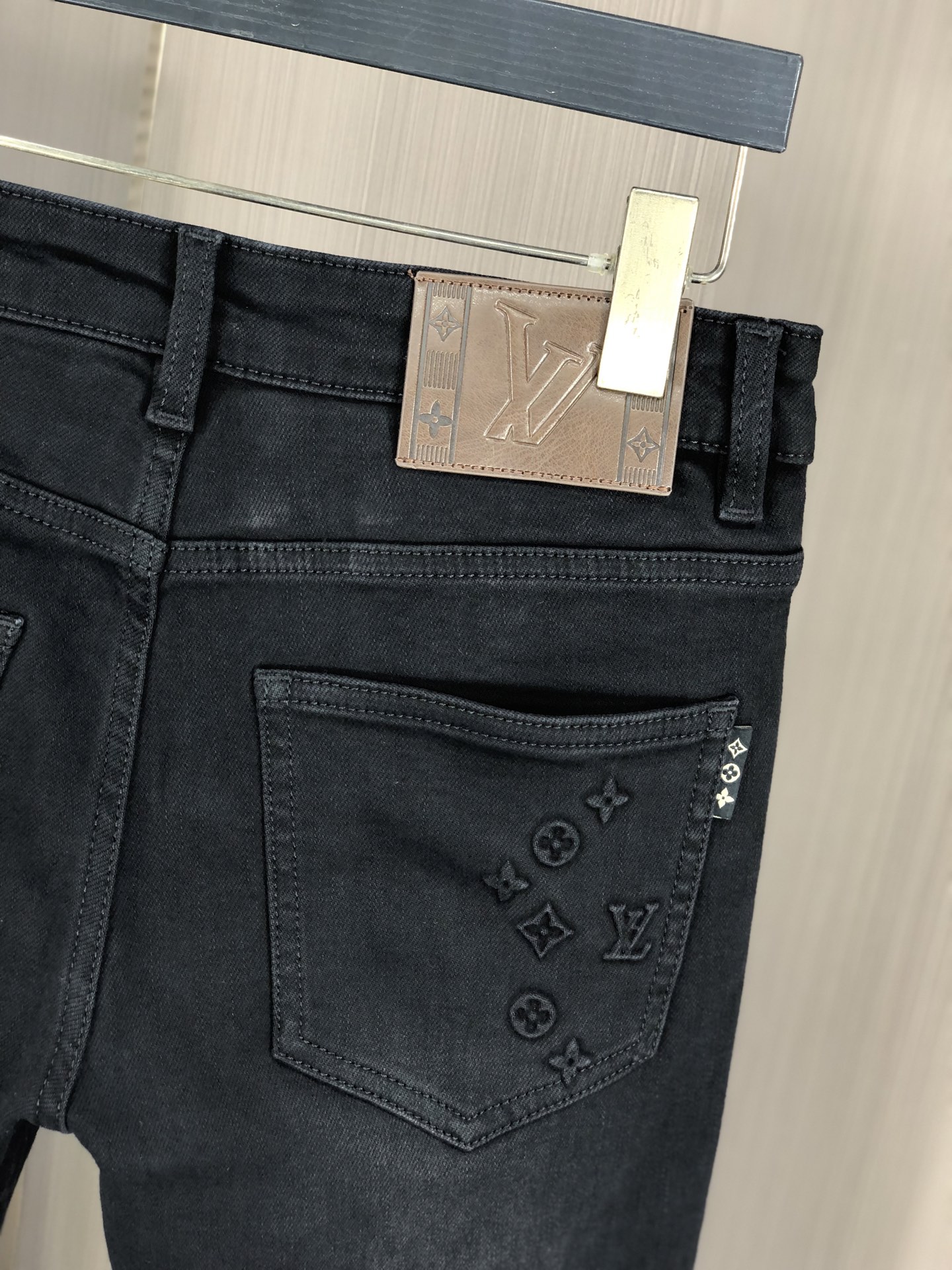 。Lv。2025秋冬高级时装感，超柔牛仔面料 , 浅色洗水牛仔裤。面料很特殊，超细精仿棉纱混纺，超柔舒适